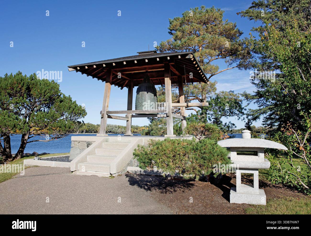 La cloche d'amitié en bronze du jardin japonais Nikka Yuko a été construite à Kyoto, au Japon, et remontée sur place. Il pèse environ 750 livres. Banque D'Images