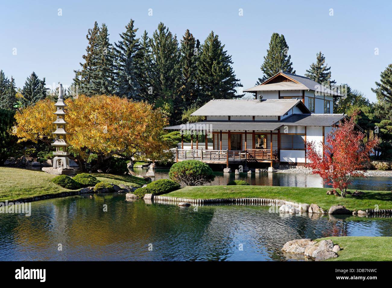 Nikka Yuko Pavillon de thé jardin japonais et tour de pierre à côté de l'étang en automne Banque D'Images
