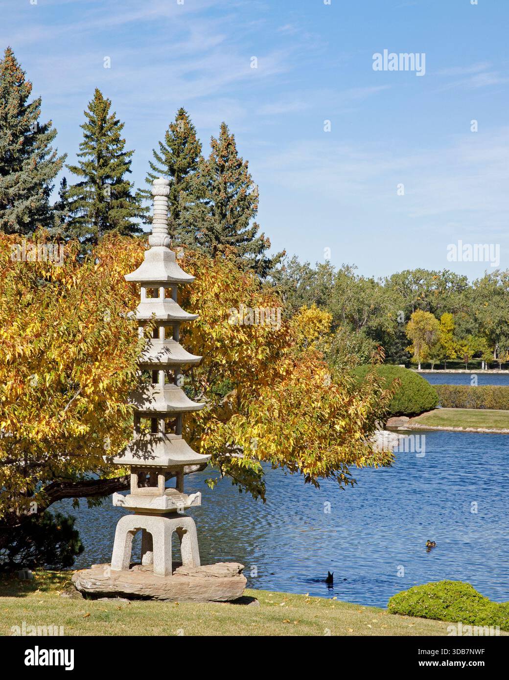 Nikka Yuko jardin japonais avec tour de pierre à côté du lac en automne Banque D'Images