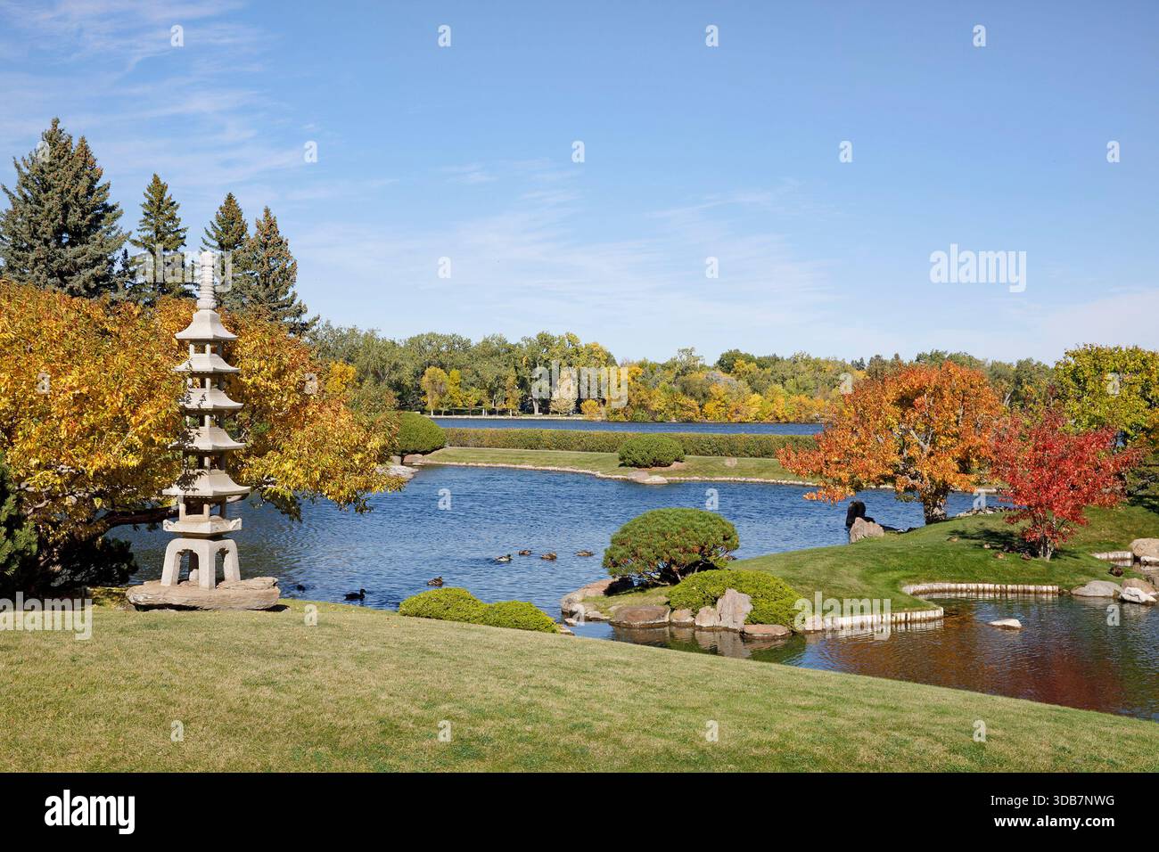 Nikka Yuko jardin japonais avec tour en pierre à côté du lac et arbres aux couleurs d'automne Banque D'Images