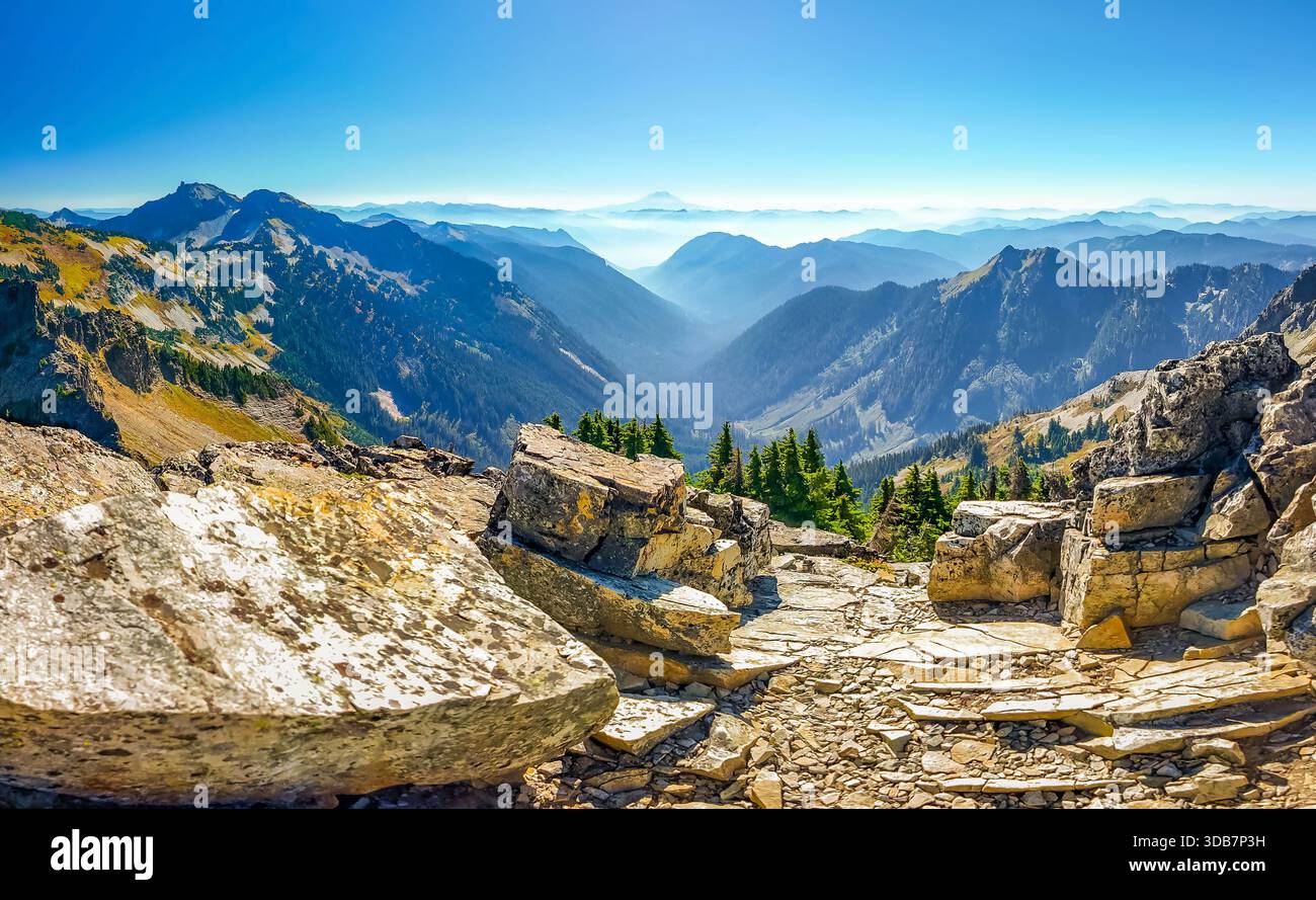 Une vue panoramique époustouflante depuis la selle de Pinnacle Peak révèle les pentes bleues de Mazama Ridge et le lointain et imposant Mont Adams. Banque D'Images