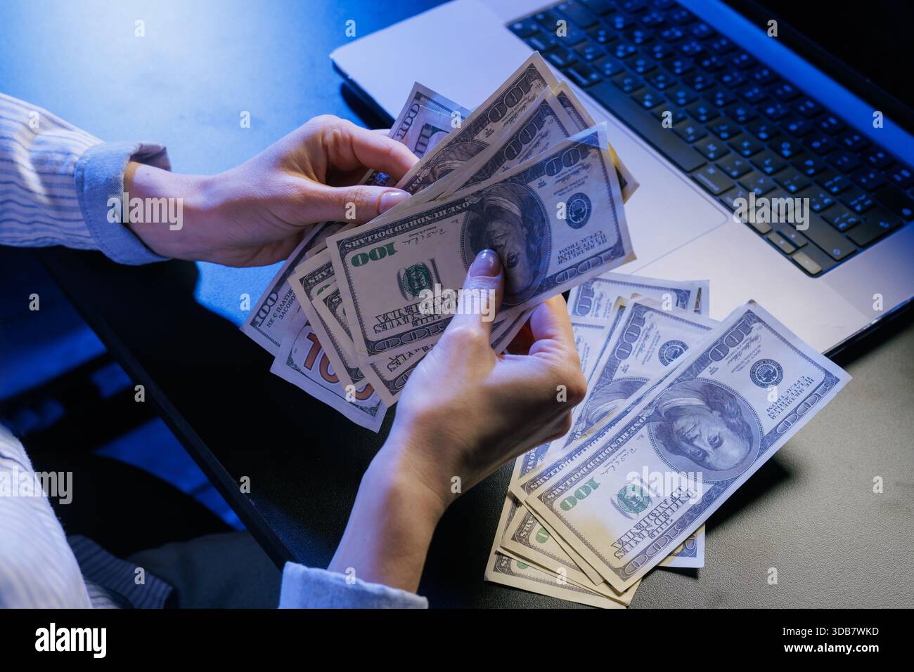 Femme d'affaires comptant l'argent comptant, succès financier, gains en ligne, concept de gestion de patrimoine Banque D'Images