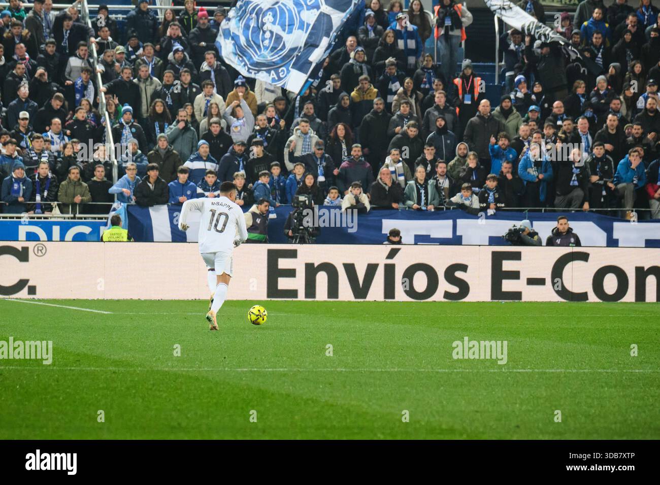 Vitoria, Álava, Espagne - 14 décembre 2025 : Kylian Mbappé du Real Madrid dans le match Deportivo Alavés vs Real Madrid, dans le cadre de LaLiga EA Sports 2025-2026, au stade Mendizorrotza. Crédit : Rubén Gil/Alamy Live News. Banque D'Images