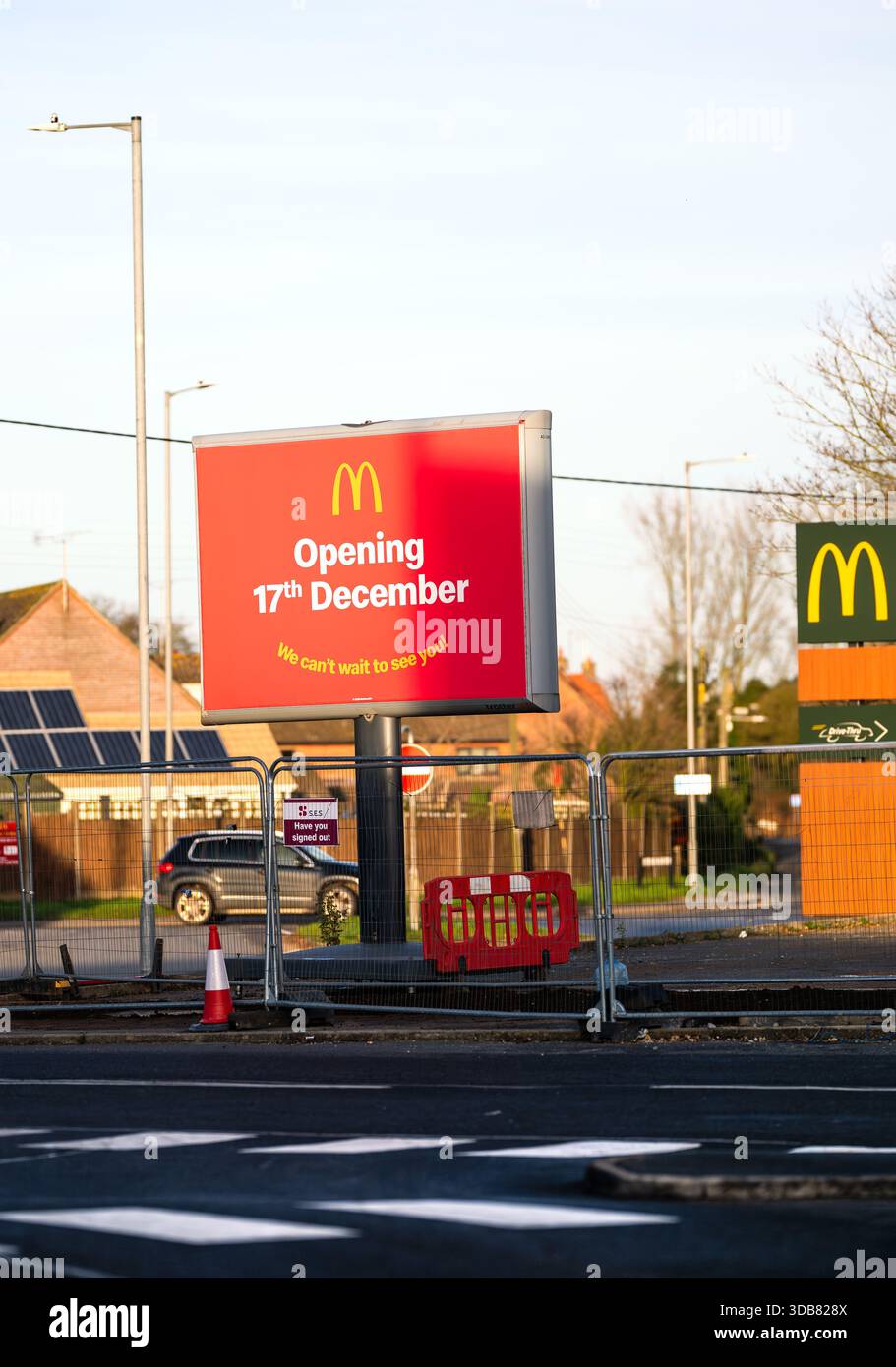 Un grand panneau d'ouverture représentant l'ouverture du nouveau McDonalds dans la ville de Fakenham, North Norfolk, Royaume-Uni Banque D'Images