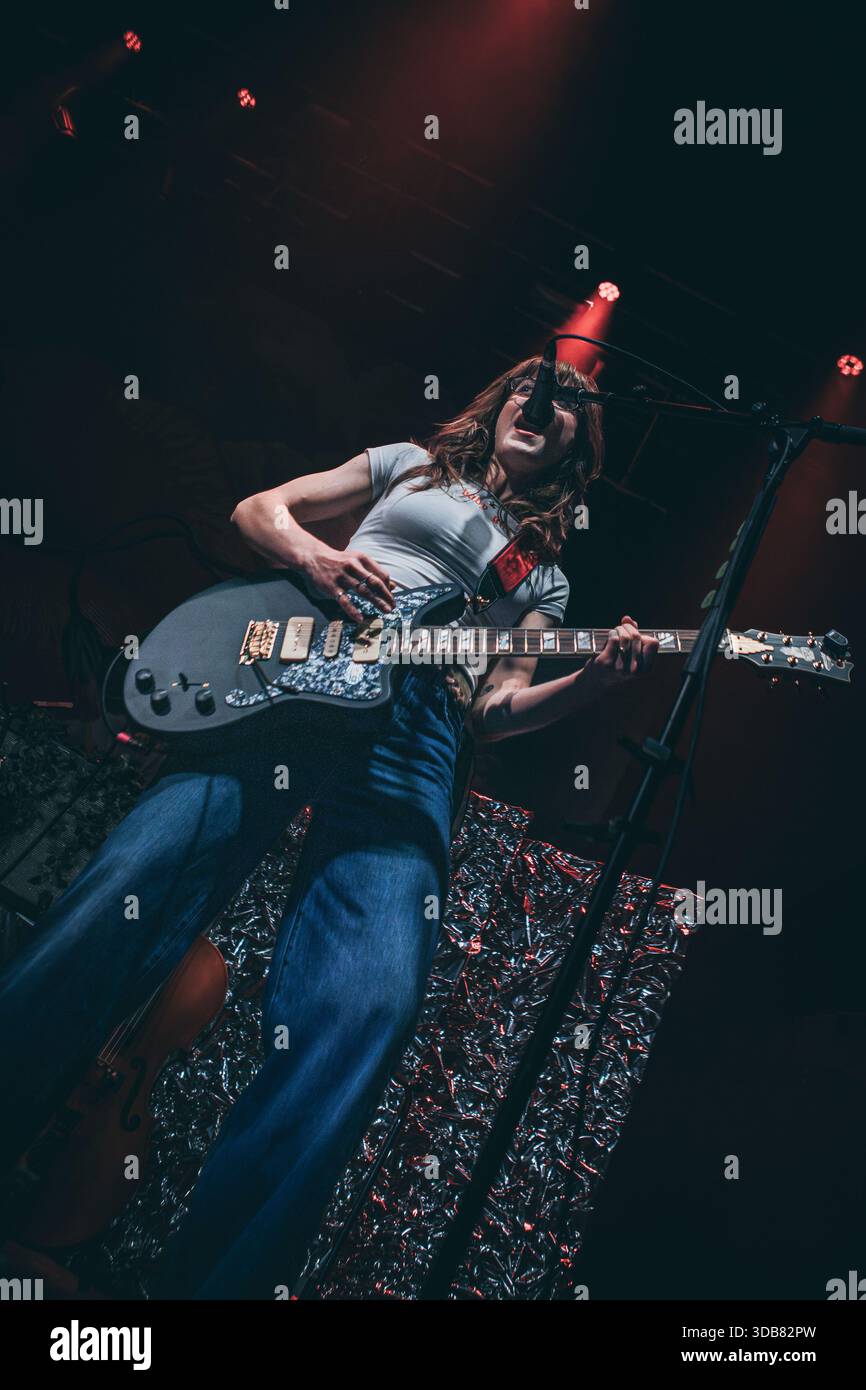 Wasington DC, États-Unis, 3 décembre 2025, les Happy Fits se produisent en direct au légendaire 9 :30 Club, crédit : Ben Lahoussine/Alamy Live News Banque D'Images