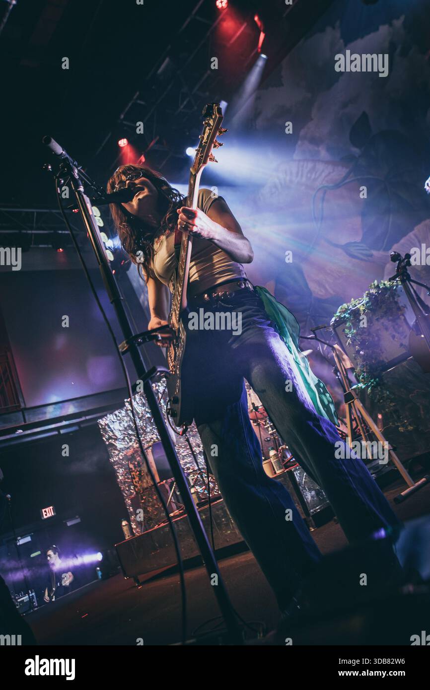 Wasington DC, États-Unis, 3 décembre 2025, les Happy Fits se produisent en direct au légendaire 9 :30 Club, crédit : Ben Lahoussine/Alamy Live News Banque D'Images