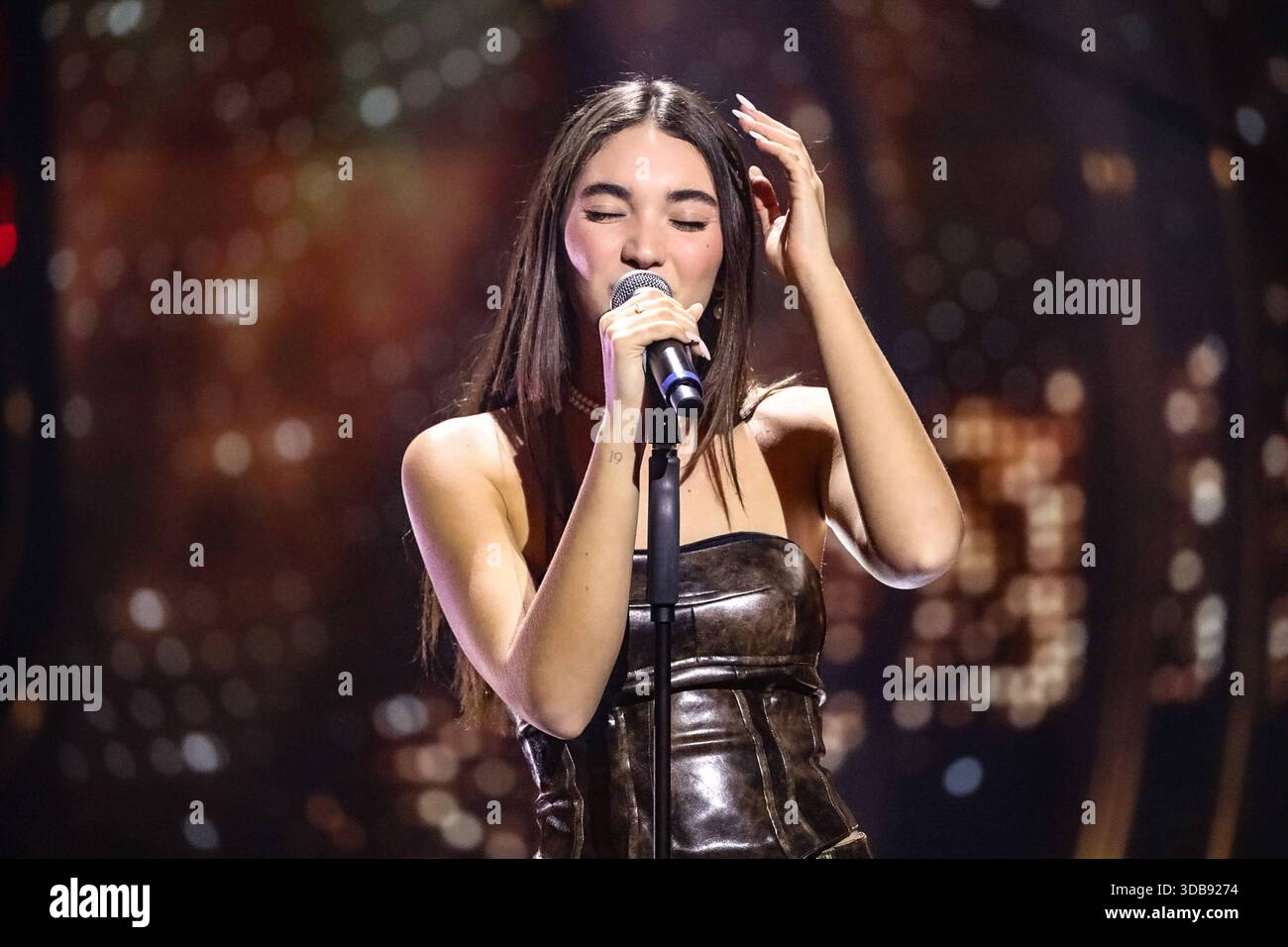 Live Music Show - FINALE SANREMO GIOVANI la finale aura lieu à Sanremo, avec des photos des principaux artistes en compétition et du finaliste lors de LA FINALE SANREMO GIOVANI , Live Music Show à SANREMO, Italie, 14 décembre 2025 SANREMO TEATRO DEL CASINO SANREMO Italie Copyright : xRenataxRoattinox/xLiveMediax LPM_2195446 Banque D'Images