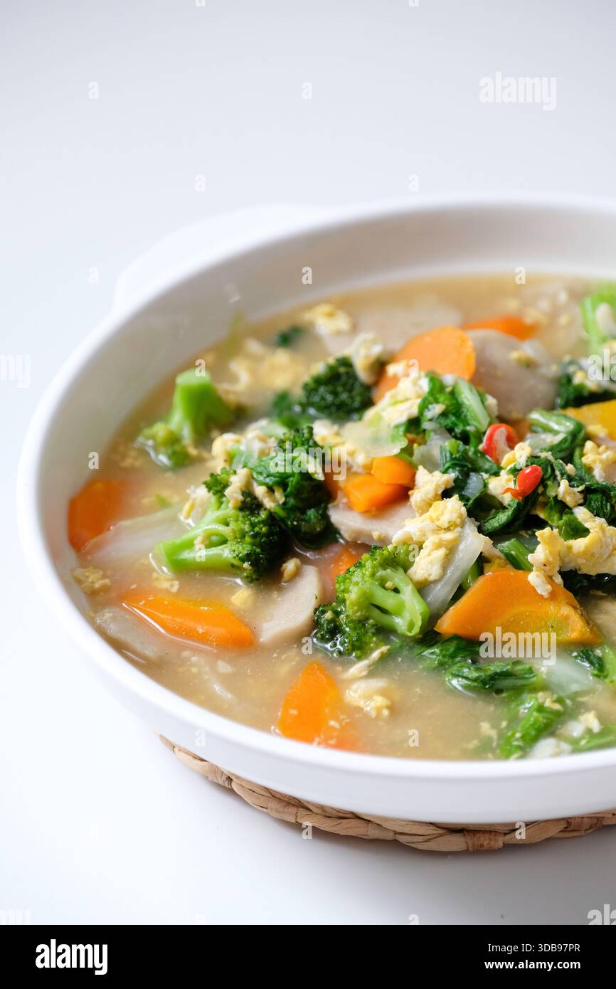 Capcay est un plat populaire chinois de légumes sautés. Servi sur une assiette blanche. Banque D'Images