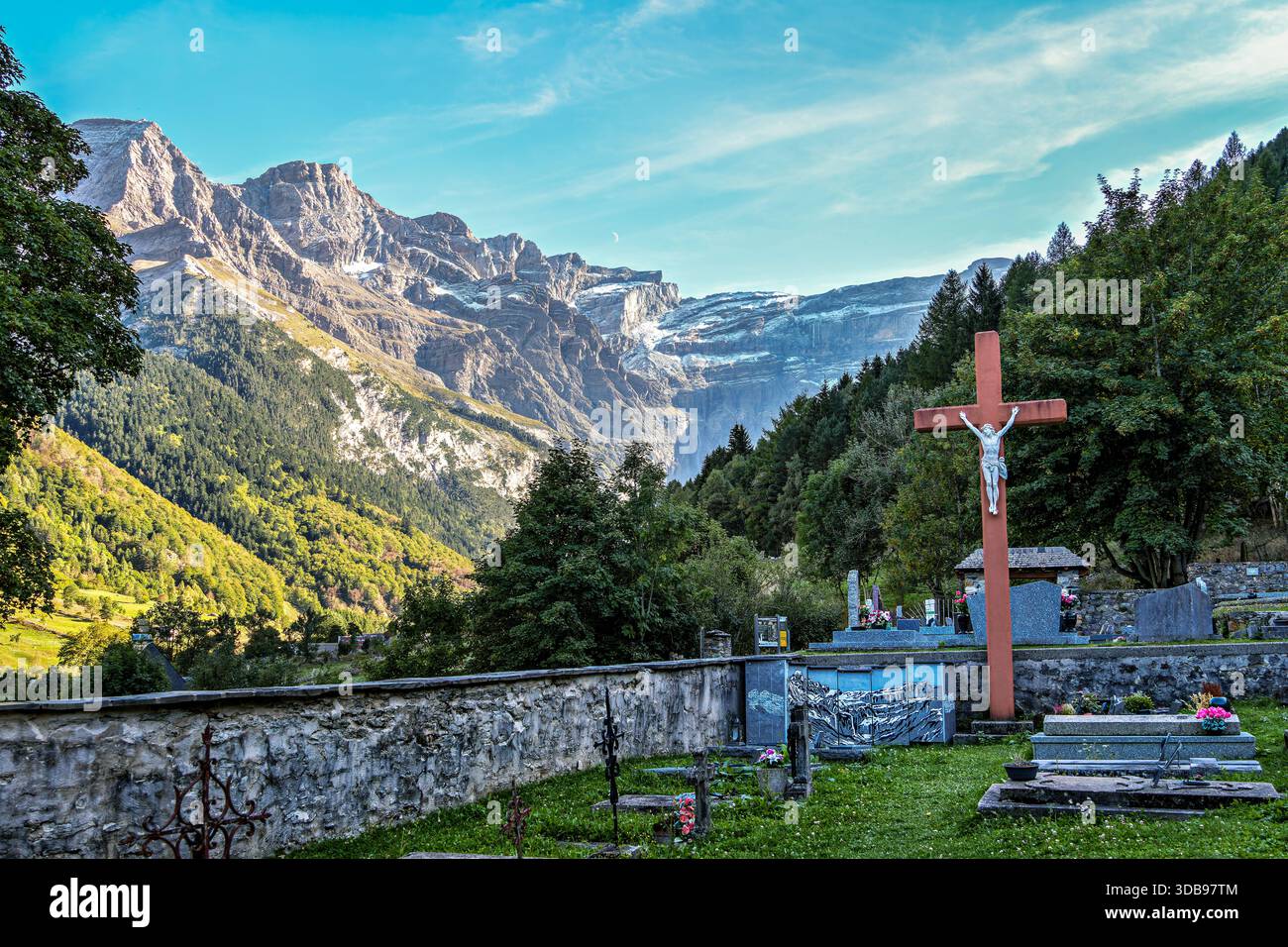 L'église notre Dame du bon Port avec cimetière dans le village de montagne Gavarnie-Gedre dans les Hautes-Pyrénées en France. Banque D'Images