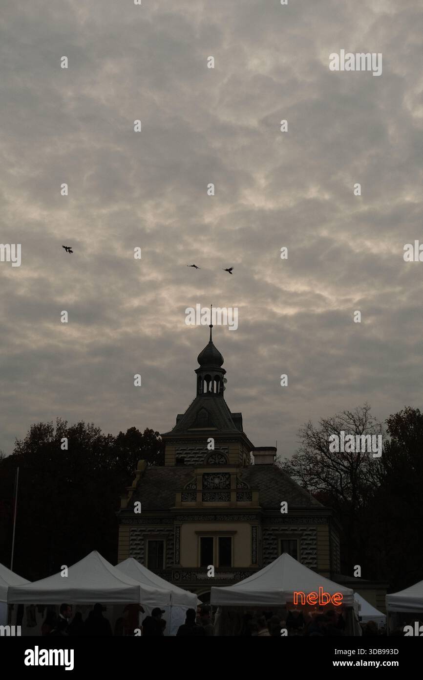 L'architecture élégante atteint un ciel sombre et nuageux, créant un contraste visuel saisissant. Banque D'Images