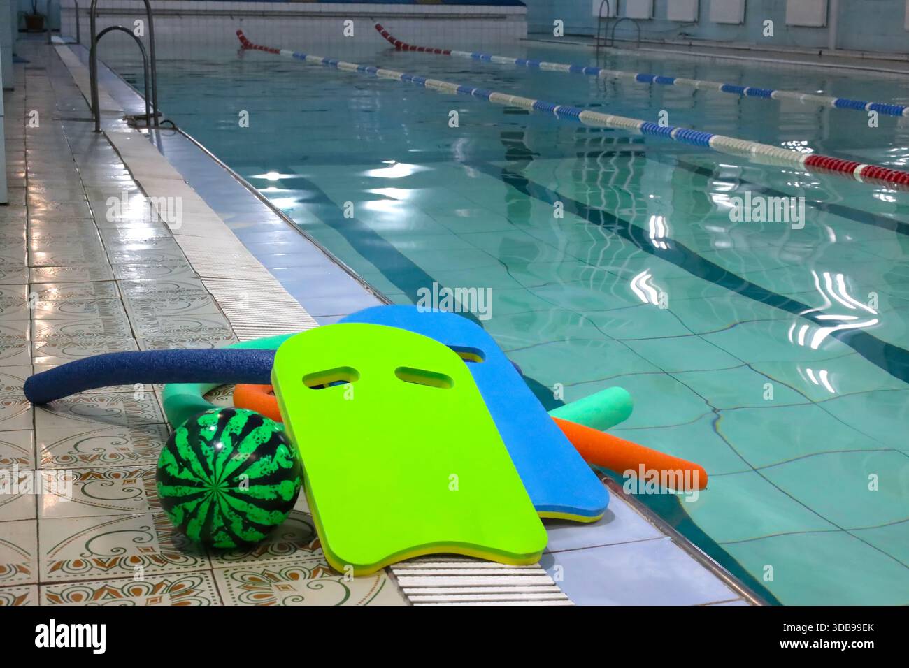 nature morte de l'équipement de sports nautiques : kickboards, lunettes de natation, bouées de traction, aquapoles, balle Banque D'Images