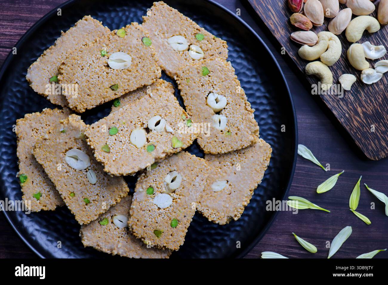 Til gajak, une sucrerie indienne traditionnelle faite avec des graines de sésame, jaggery, ghee et fruits secs. Gâterie festive croustillante til chikki pour Makar Sankrant Banque D'Images