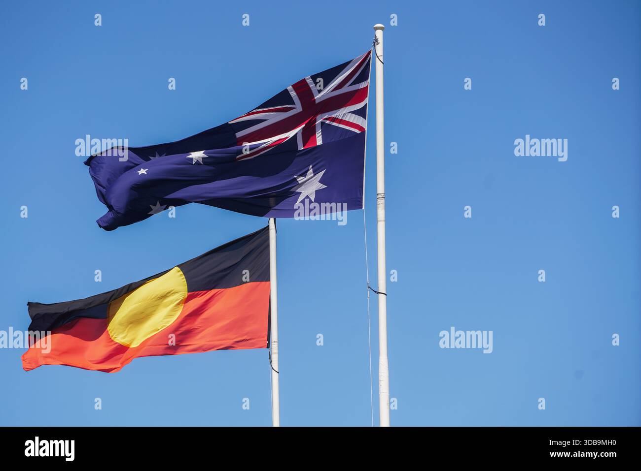 Drapeaux australiens : drapeau aborigène et drapeau australien Banque D'Images