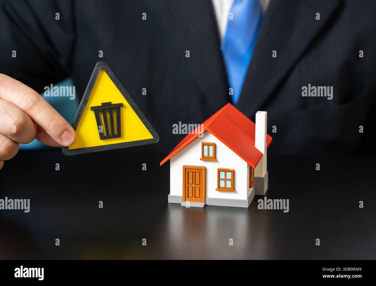 Les résidents sont confrontés à un problème d'élimination des déchets. Une crise de l'élimination des déchets. Décharges débordantes, problèmes de recyclage. La croissance urbaine met à rude épreuve les infrastructures et Banque D'Images