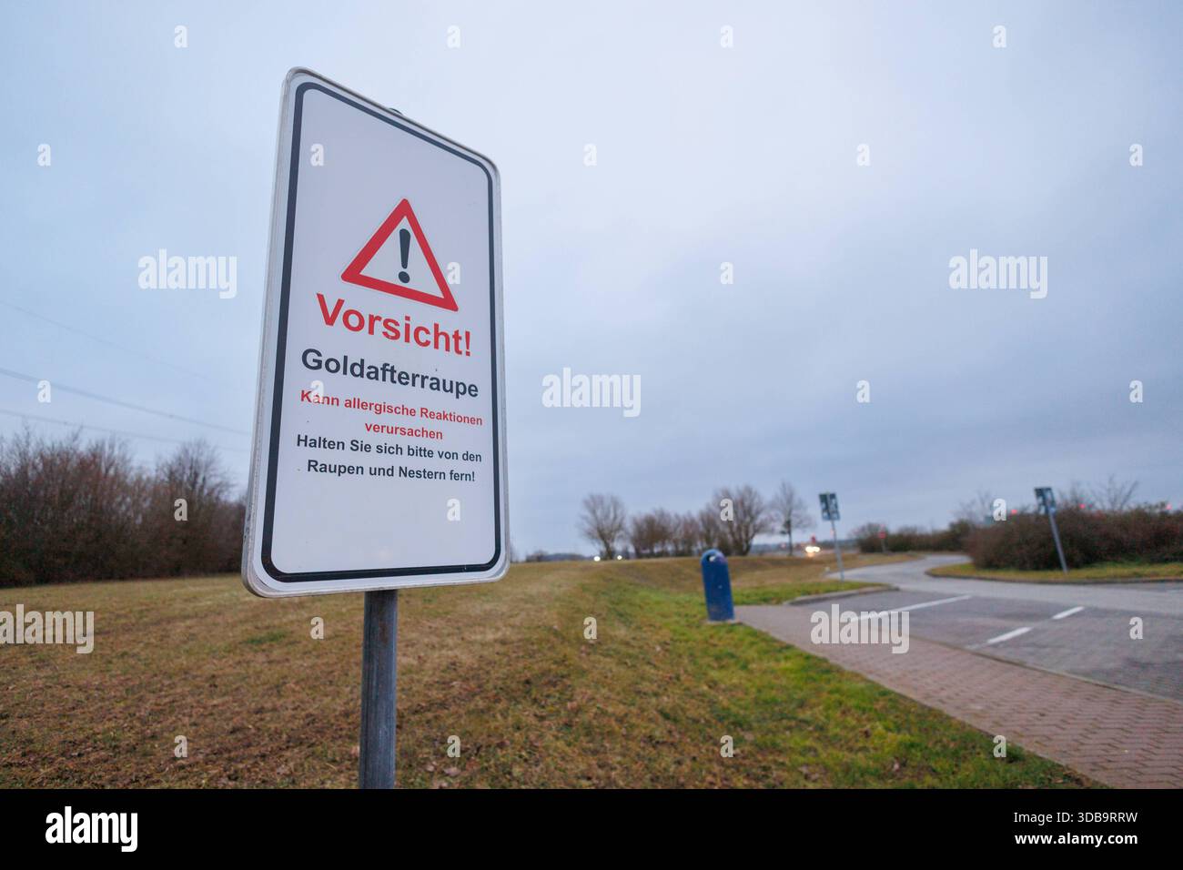 15.12.2025 : auf dem Parkplatz Klockow Ost an der A20 wurden Schilder aufgestellt, die vor der giftigen Goldafterraupe warnen Parkplatz Klockow Ost A20 Brandenburg Deutschland *** 15 12 2025 panneaux avertissant de la chenille venimeuse de l'aigle doré ont été érigés dans le parking de Klockow Ost sur l'autoroute A20 parking Klockow Ost Banque D'Images