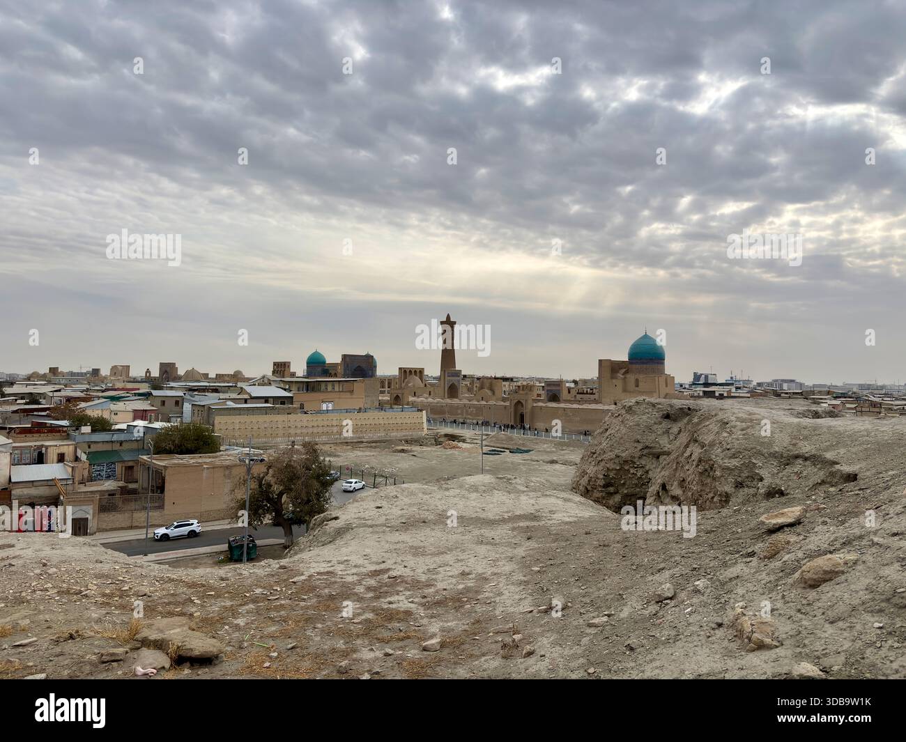 Vue sur les gratte-ciel de Boukhara avec des monuments depuis le point de vue rocheux surélevé Banque D'Images