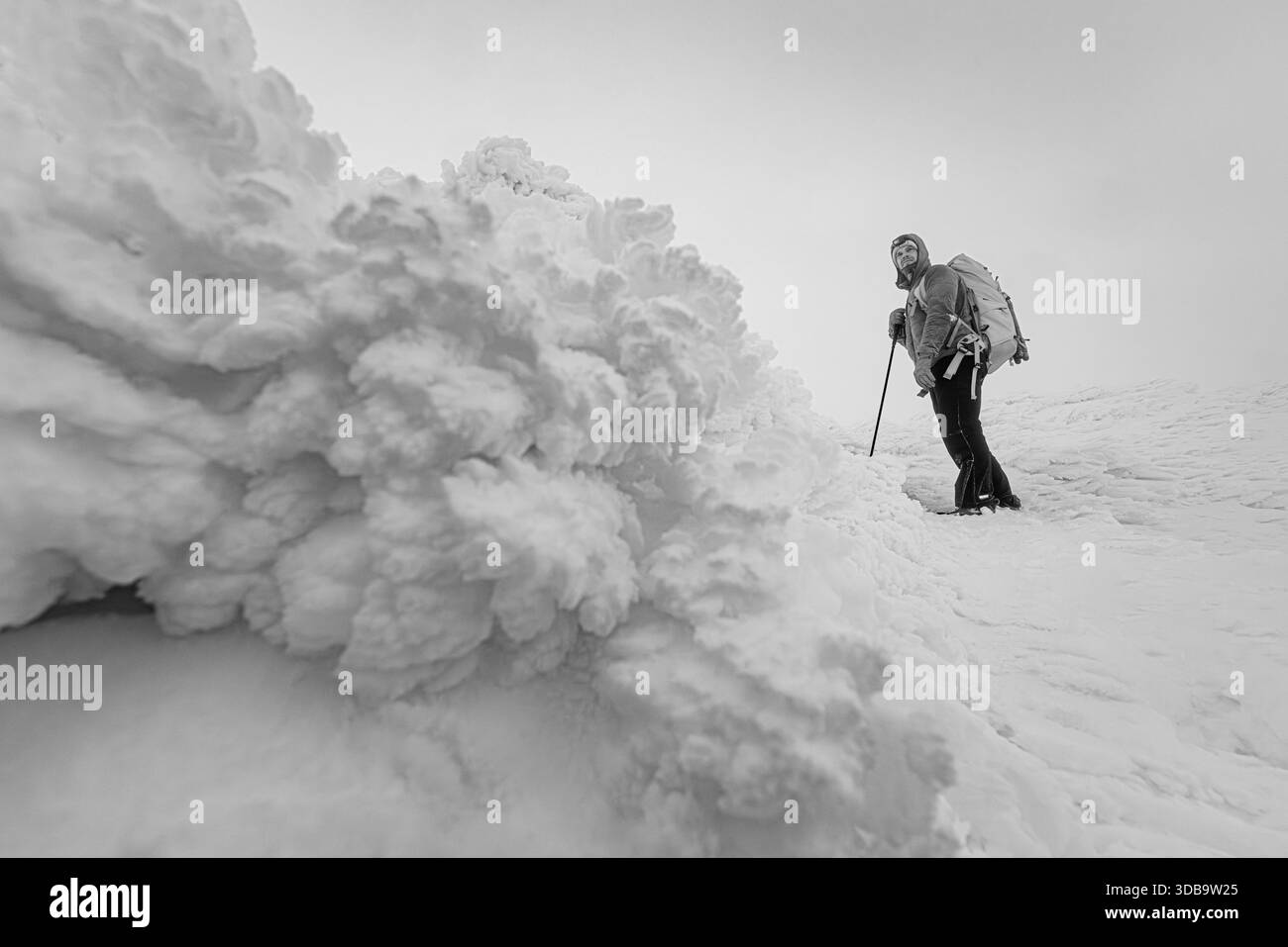 Randonneur près de la formation de glace en hiver près du mont Washington Banque D'Images