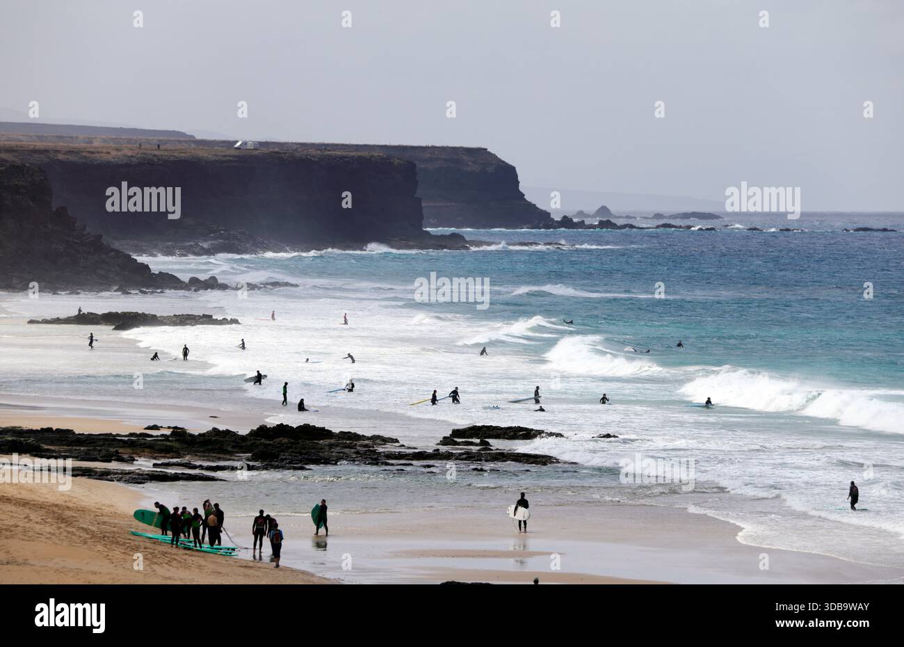 Playa Piedra plage de surf et le village de El Cotillo, Fuerteventura, îles Canaries, Espagne. Banque D'Images