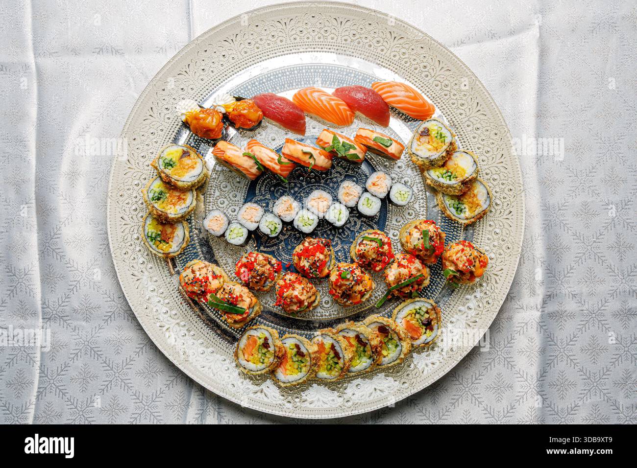 Grand sushi placé sur une belle assiette sur un fond clair isolé Banque D'Images
