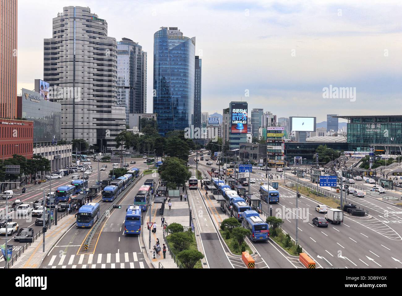 Vue panoramique sur le boulevard animé à l'extérieur de la gare de Séoul Banque D'Images