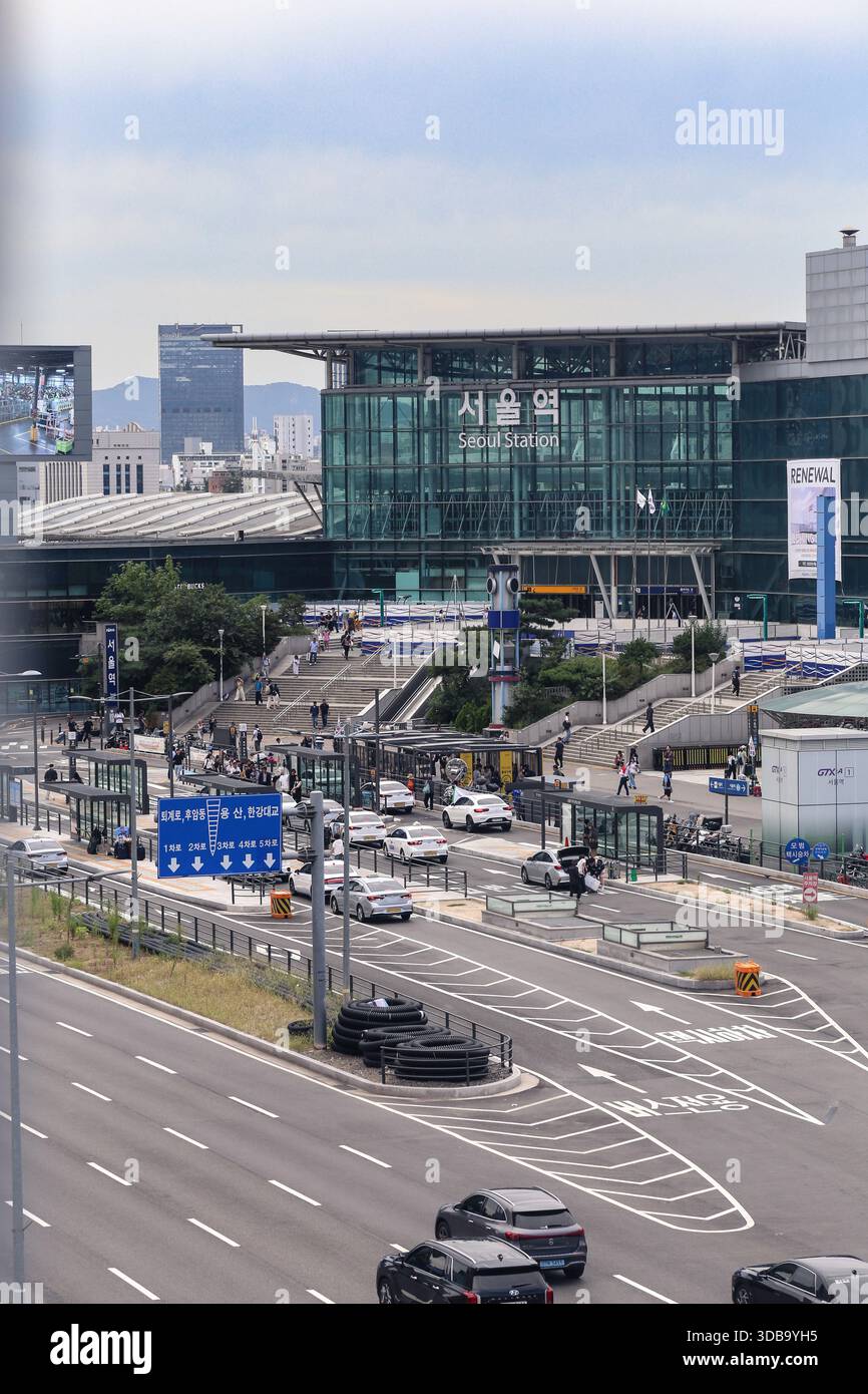 Vue panoramique sur le boulevard moderne et la gare de Séoul Banque D'Images