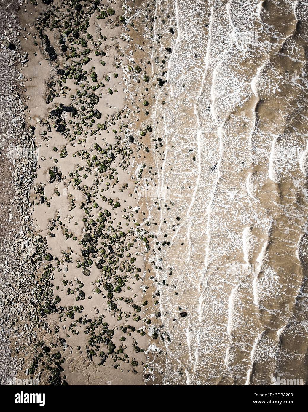 Vue aérienne du point de rencontre de la plage de sable et des vagues douces, la côte de Camber Sands, Camber Sands, Angleterre, Royaume-Uni. Banque D'Images