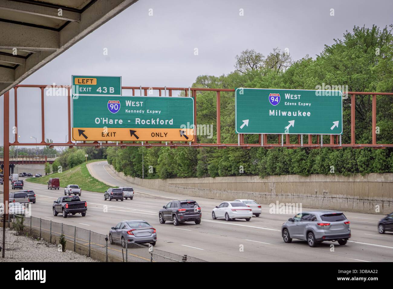 Trafic routier sur la I‑90 et la I‑94 près de Chicago avec panneaux aériens vers O’Hare, Rockford et Milwaukee dans l’Illinois, États-Unis. Banque D'Images