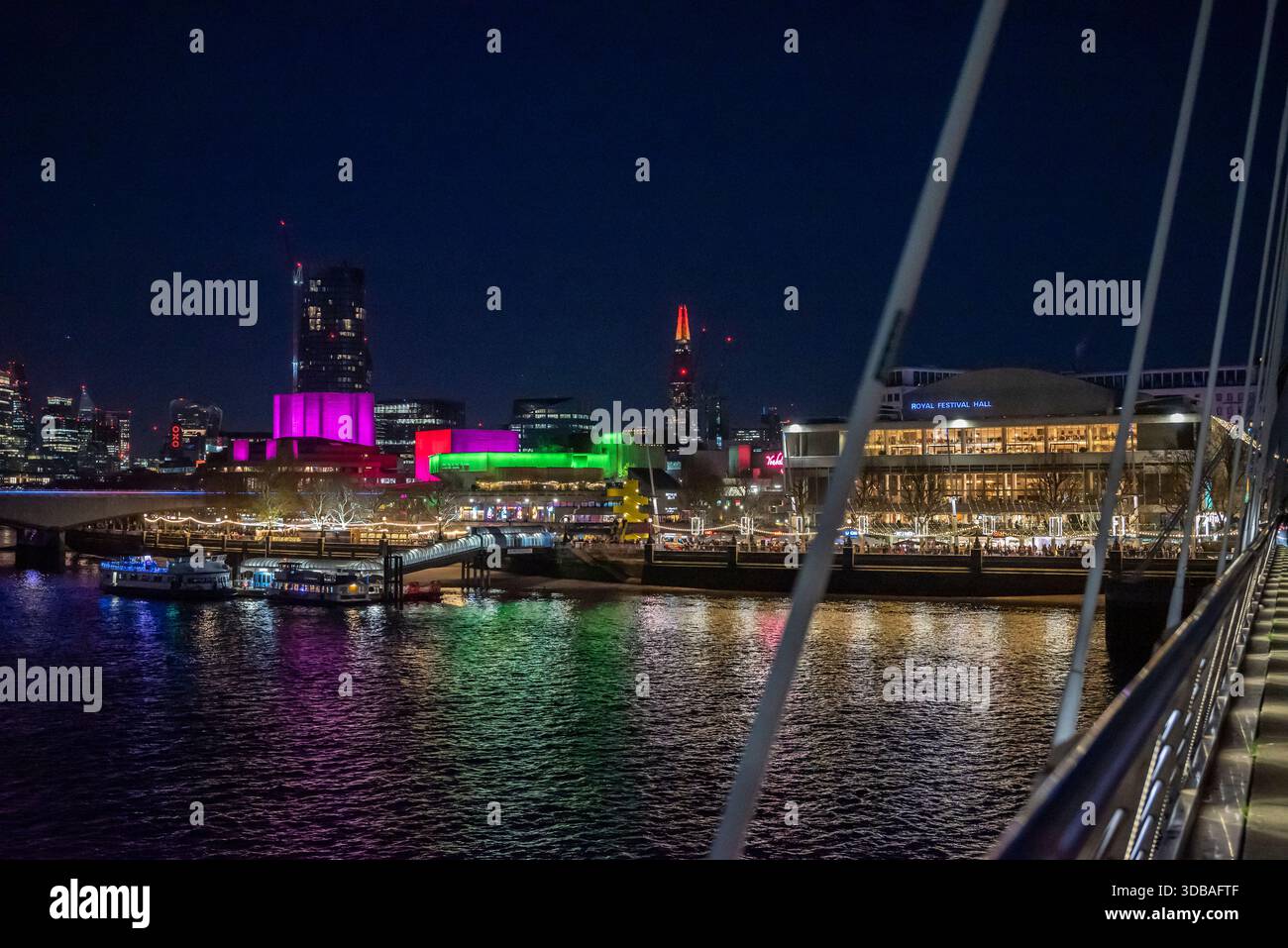 The Southbank avec Royal Festival Hall, Queen Elizabeth Hall et National Theatre allumés la nuit, Londres, Angleterre, Royaume-Uni Banque D'Images
