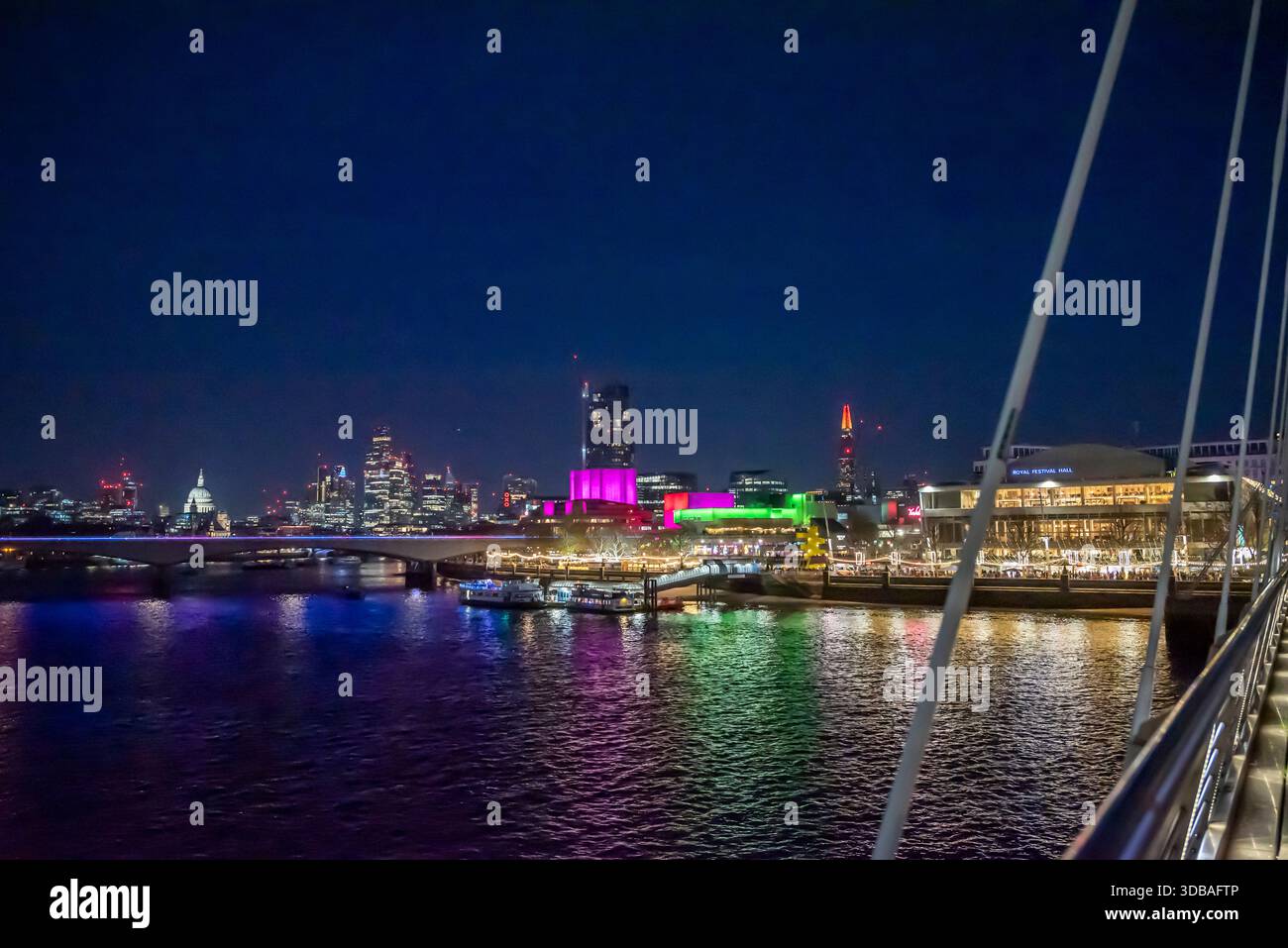 The Southbank avec Royal Festival Hall, Queen Elizabeth Hall et National Theatre allumés la nuit, Londres, Angleterre, Royaume-Uni Banque D'Images
