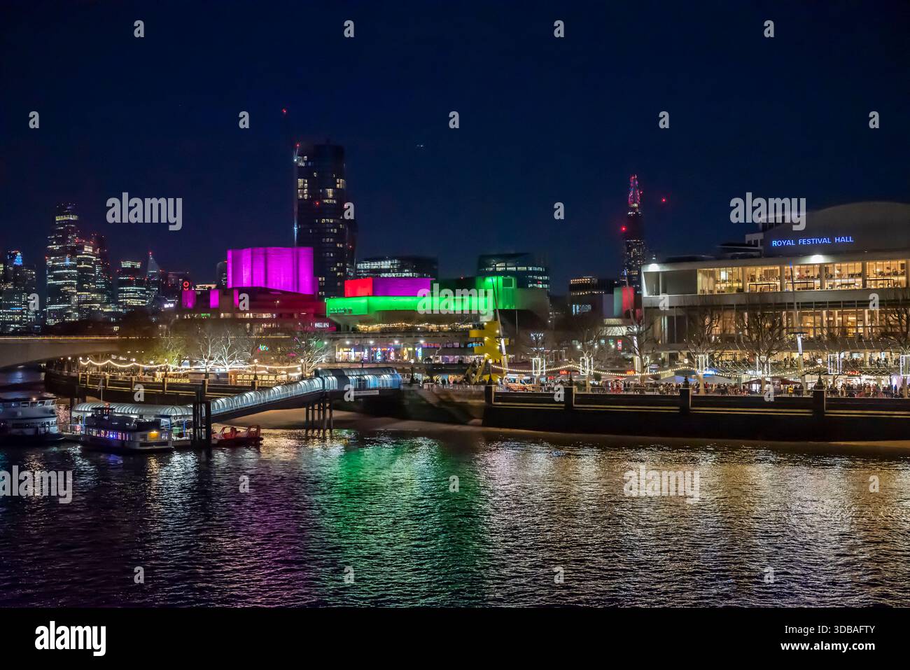 The Southbank avec Royal Festival Hall, Queen Elizabeth Hall et National Theatre allumés la nuit, Londres, Angleterre, Royaume-Uni Banque D'Images