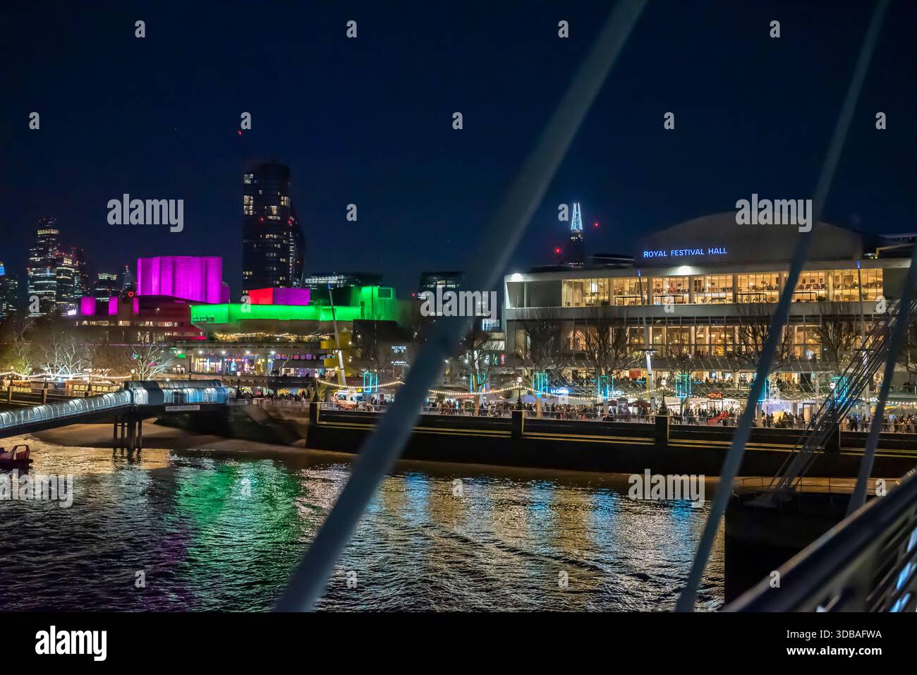 The Southbank avec Royal Festival Hall, Queen Elizabeth Hall et National Theatre allumés la nuit, Londres, Angleterre, Royaume-Uni Banque D'Images