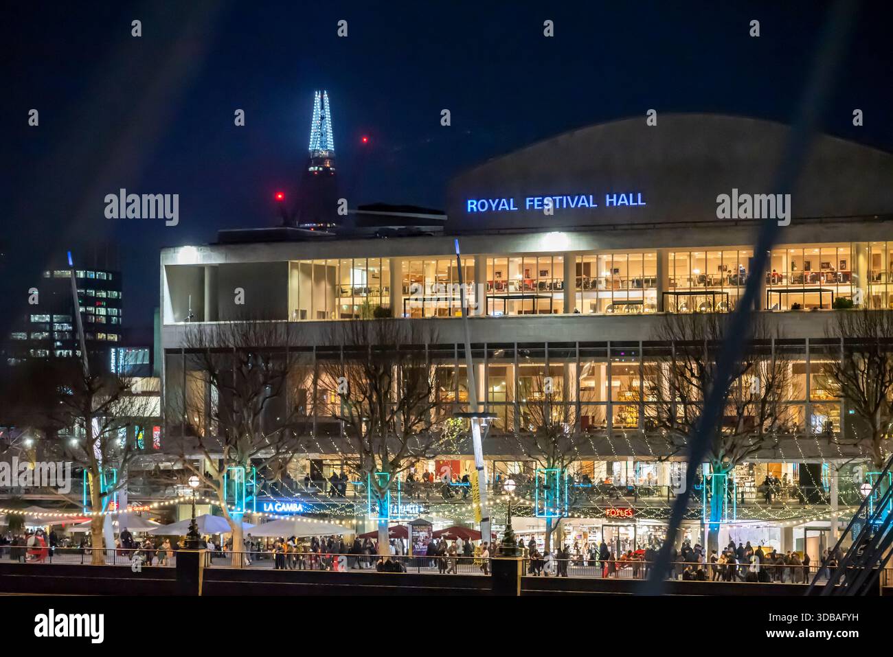 The Southbank avec Royal Festival Hall, éclairé la nuit, Londres, Angleterre, Royaume-Uni Banque D'Images