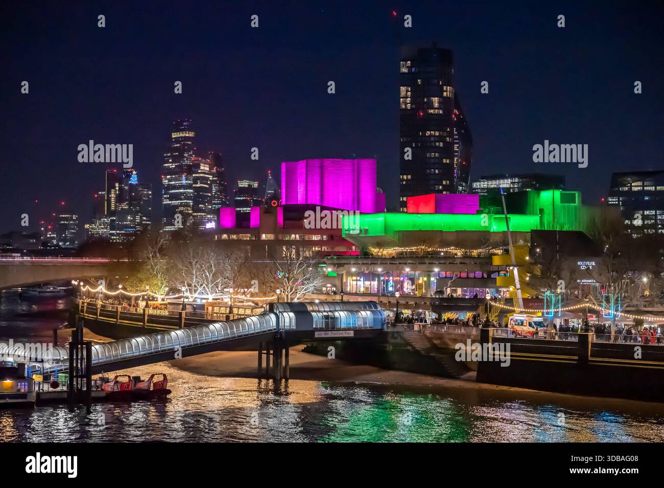 The Southbank avec Royal Festival Hall, Queen Elizabeth Hall et National Theatre allumés la nuit, Londres, Angleterre, Royaume-Uni Banque D'Images