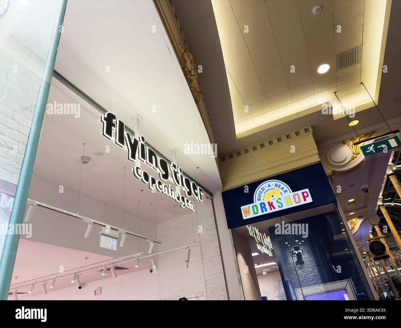 Stretford, Royaume-Uni - 15 novembre 2025 : intérieur dynamique du centre commercial avec la boutique Flying Tiger Copenhagen et la signalétique Build A Bear Workshop à Manchester. Banque D'Images