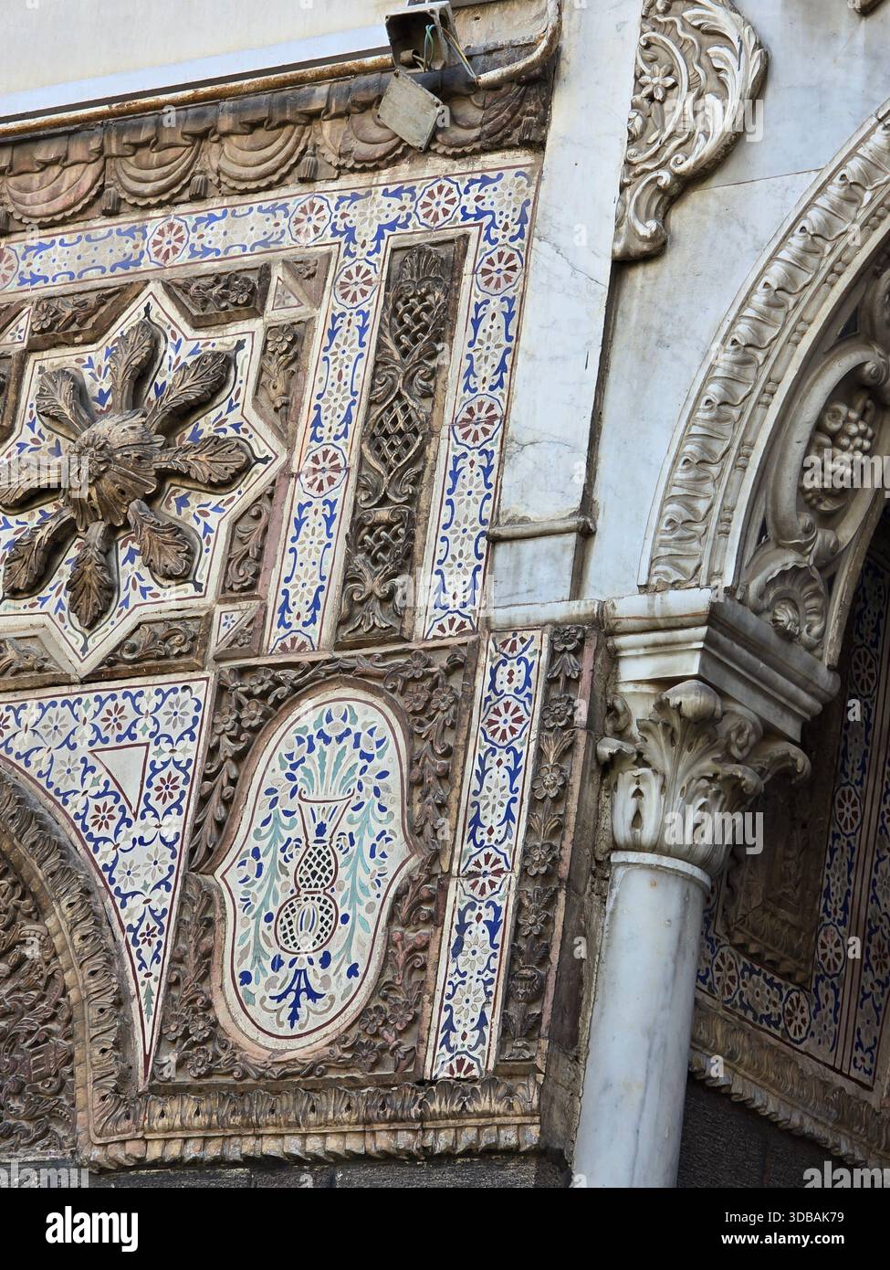 Mur de pierre archéologique avec ruines anciennes, avec maçonnerie vieillie et détails architecturaux historiques. - Image de stock capturée avec un smartphone
