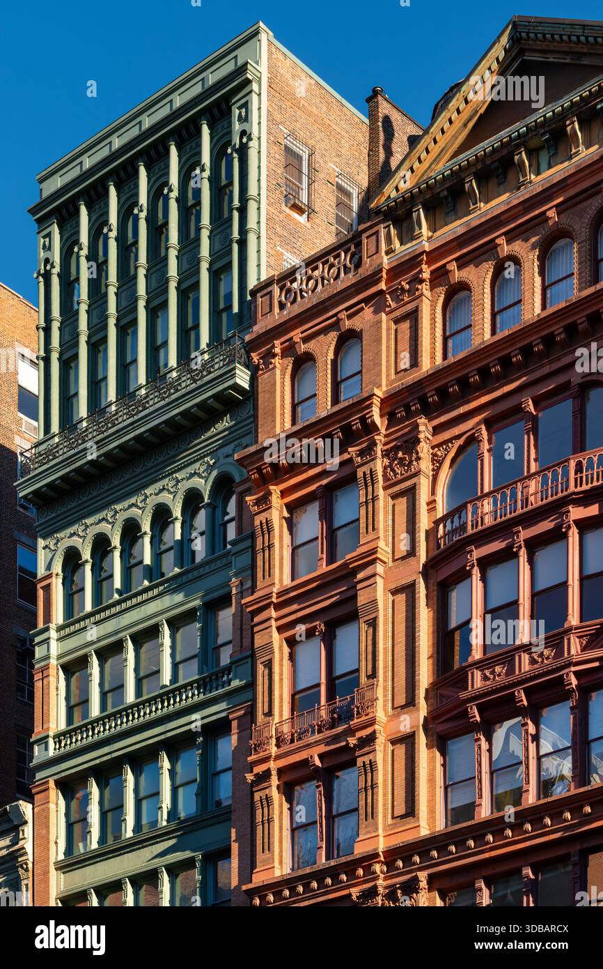 Façades en fonte et briques de New York le long de Broadway dans le quartier historique de NoHo à Manhattan au coucher du soleil Banque D'Images