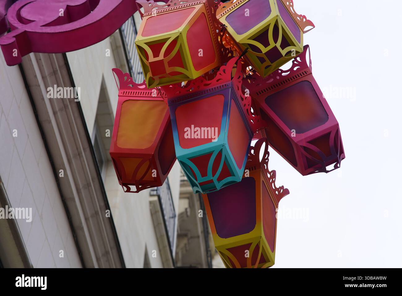 Lampadaires décoratifs colorés formant une installation d'art urbain dans le centre-ville de Nantes, France.Nantes, France Banque D'Images