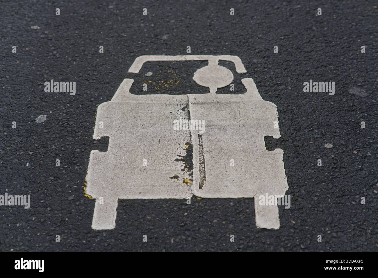 Symbole de voiture blanc peint sur l'asphalte indiquant un marquage de circulation ou de stationnement sur une rue de la ville à Nantes, France.Nantes, France Banque D'Images