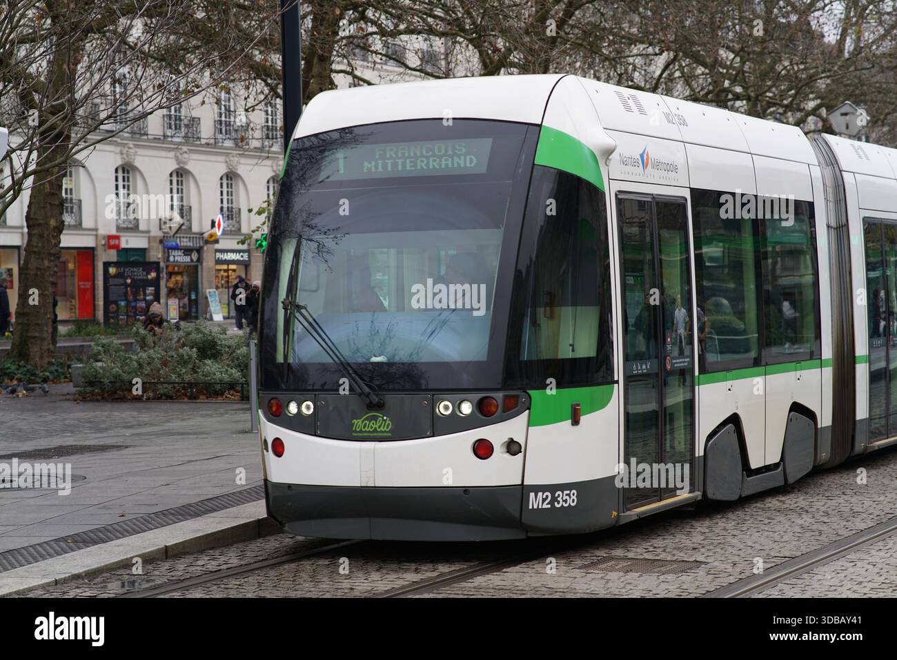Tramway moderne voyageant à travers le centre-ville de Nantes, France, dans le cadre du réseau de transports en commun.Nantes, France Banque D'Images