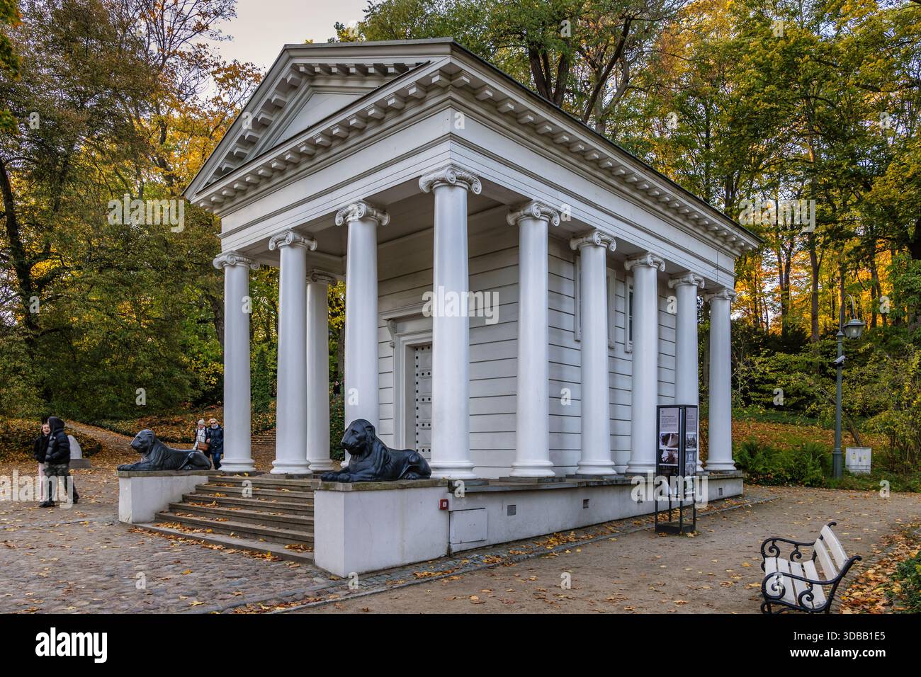 Le Temple de la Sibyl (Temple grec, Temple de Diane) de 1822 dans le Parc des bains royaux de Varsovie, Pologne. Banque D'Images