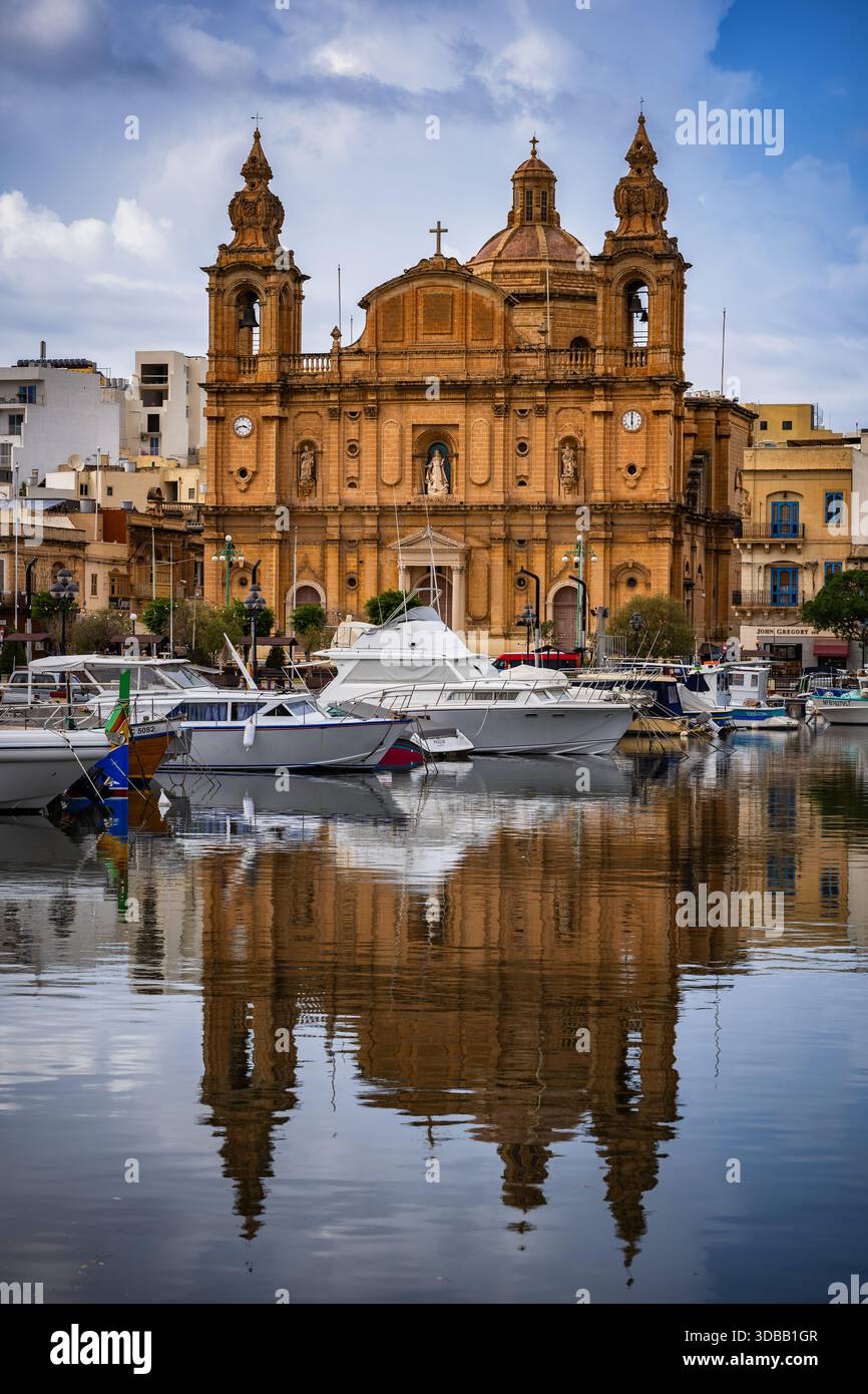 Membre Joseph Church dans la ville de Msida à Malte. Église paroissiale de style baroque de 1889 et yachts à Msida Yacht Marina. Banque D'Images