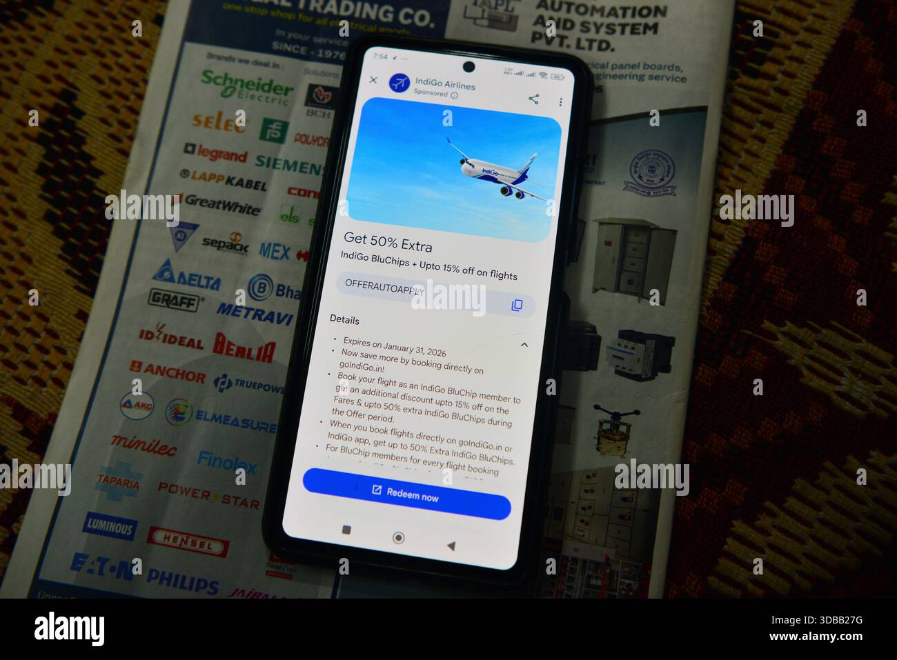 Siliguri, Bengale occidental, Inde. 15 décembre 2025. Google Pay écran de l'application de paiement d'un utilisateur mobile est photographié avec le code de réduction de 15% est offert pendant le temps des réservations de billets d'avion, à Siliguri.la Cour suprême a refusé lundi de connaître d'un litige d'intérêt public (PIL) demandant une intervention judiciaire sur l'annulation de centaines de vols Indigo et a demandé au requérant de poursuivre l'affaire devant la haute Cour de Delhi, qui est déjà saisie de moyens similaires, un rapport publié. (Crédit image : © Diptendu Dutta/ZUMA Press Wire) USAGE ÉDITORIAL SEULEMENT ! Pas pour Comm Banque D'Images