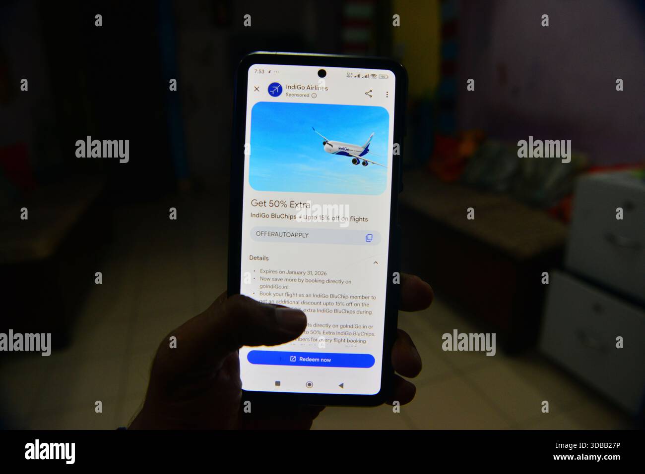 Siliguri, Bengale occidental, Inde. 15 décembre 2025. Google Pay écran de l'application de paiement d'un utilisateur mobile est photographié avec le code de réduction de 15% est offert pendant le temps des réservations de billets d'avion, à Siliguri.la Cour suprême a refusé lundi de connaître d'un litige d'intérêt public (PIL) demandant une intervention judiciaire sur l'annulation de centaines de vols Indigo et a demandé au requérant de poursuivre l'affaire devant la haute Cour de Delhi, qui est déjà saisie de moyens similaires, un rapport publié. (Crédit image : © Diptendu Dutta/ZUMA Press Wire) USAGE ÉDITORIAL SEULEMENT ! Pas pour Comm Banque D'Images