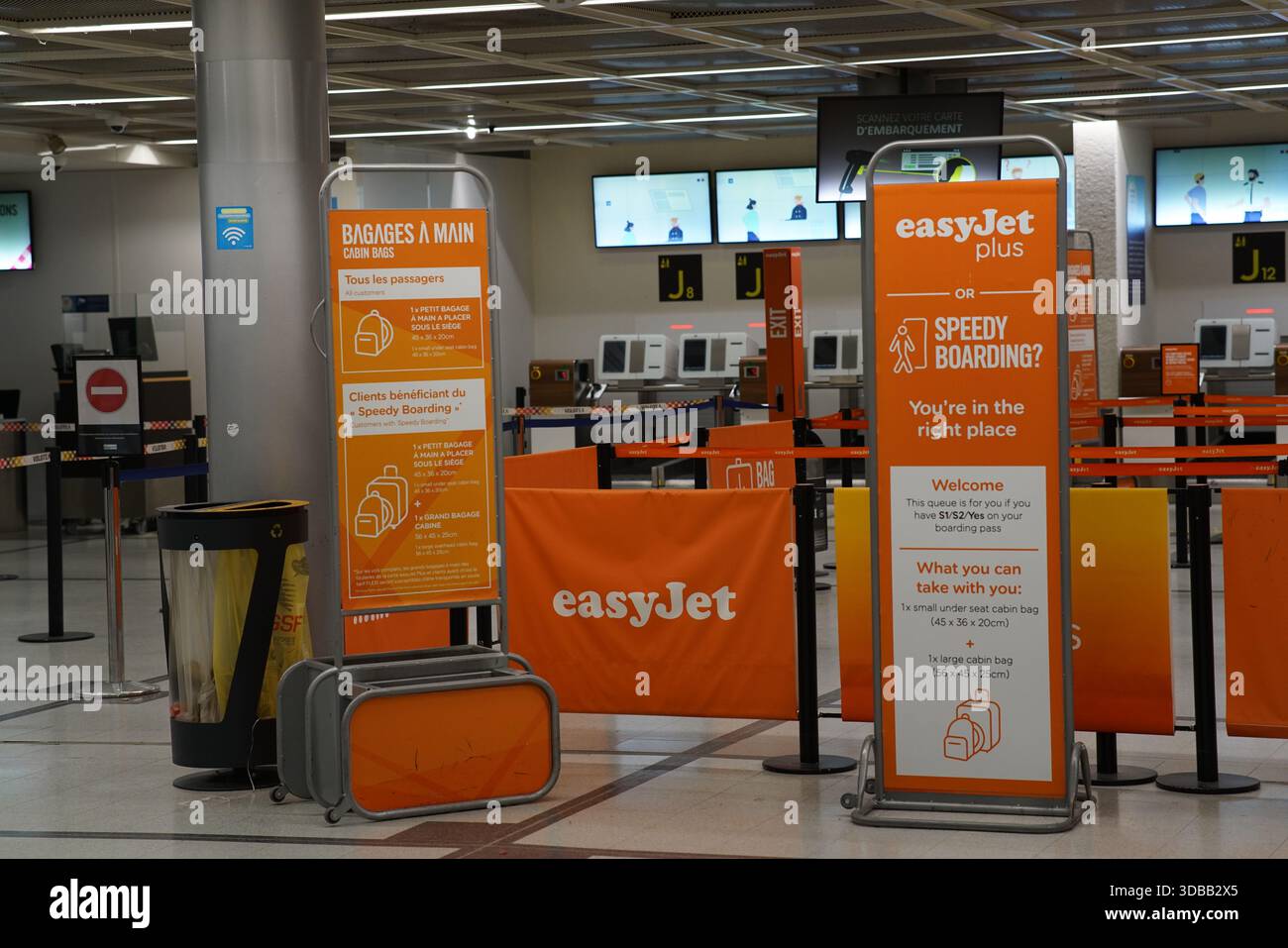 Zone d'enregistrement easyJet à l'intérieur d'un terminal d'aéroport avec panneaux d'information sur les bagages et l'embarquement.Nantes, France Banque D'Images