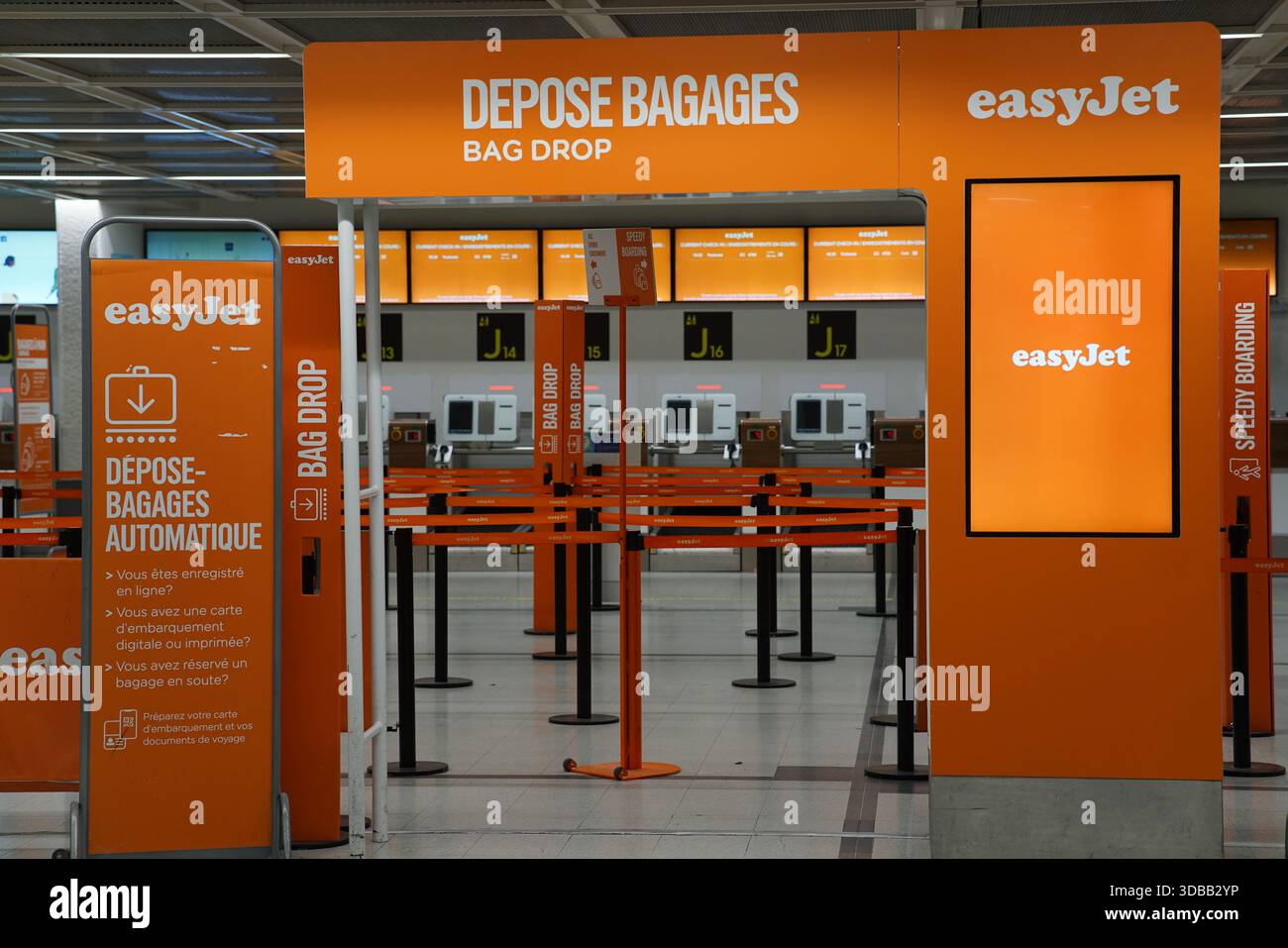 Zone d'enregistrement easyJet à l'intérieur d'un terminal d'aéroport avec panneaux d'information sur les bagages et l'embarquement.Nantes, France Banque D'Images