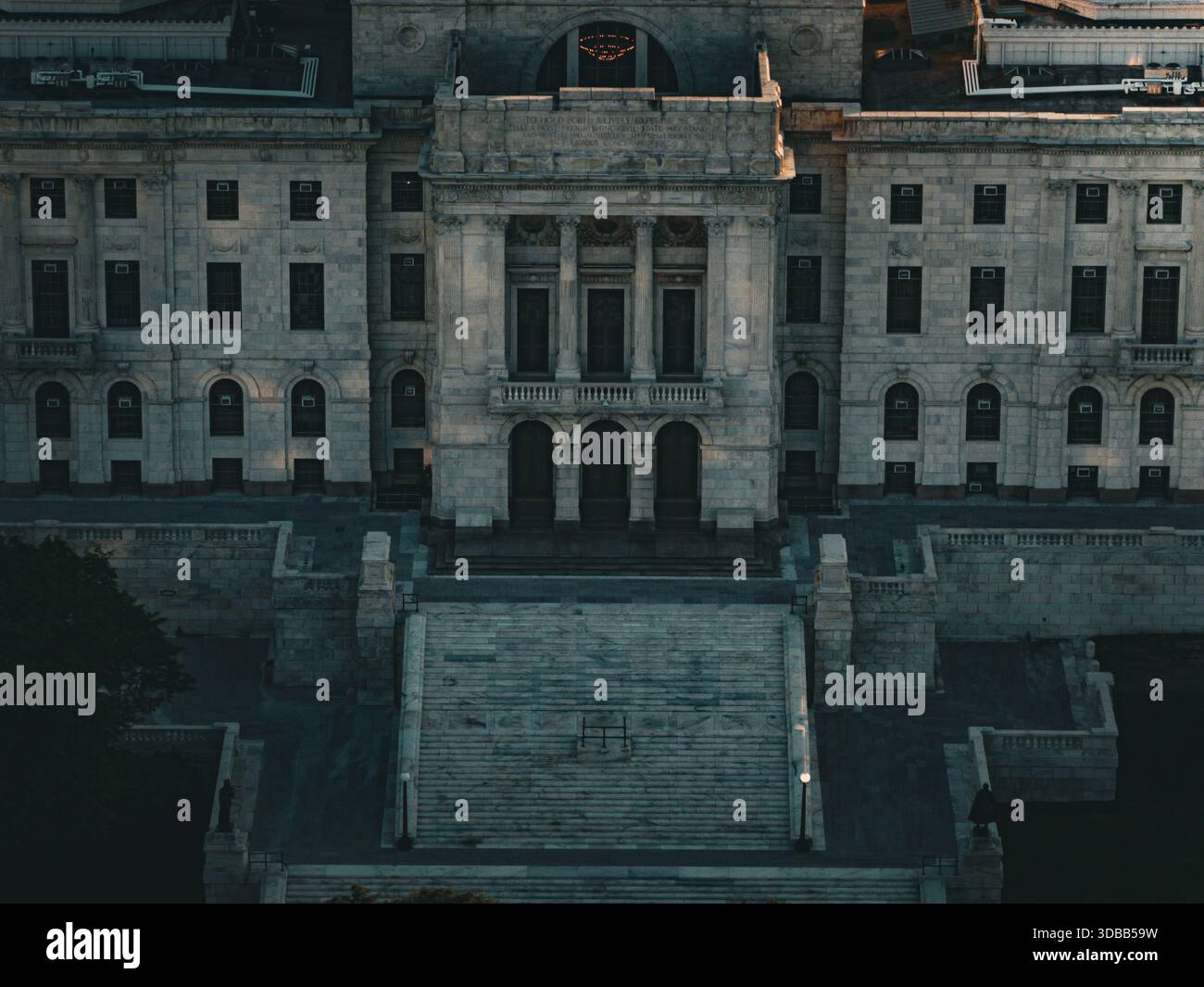 Vue aérienne de l'imposante Rhode Island State House, sa façade en granit baignée par la douce lueur de la lumière matinale, Providence, Rhode Island, Uni Banque D'Images