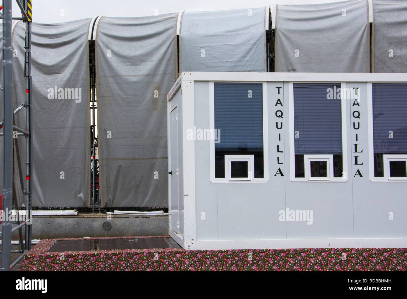 Des casiers colorés dans une attraction de parc d'expositions Banque D'Images