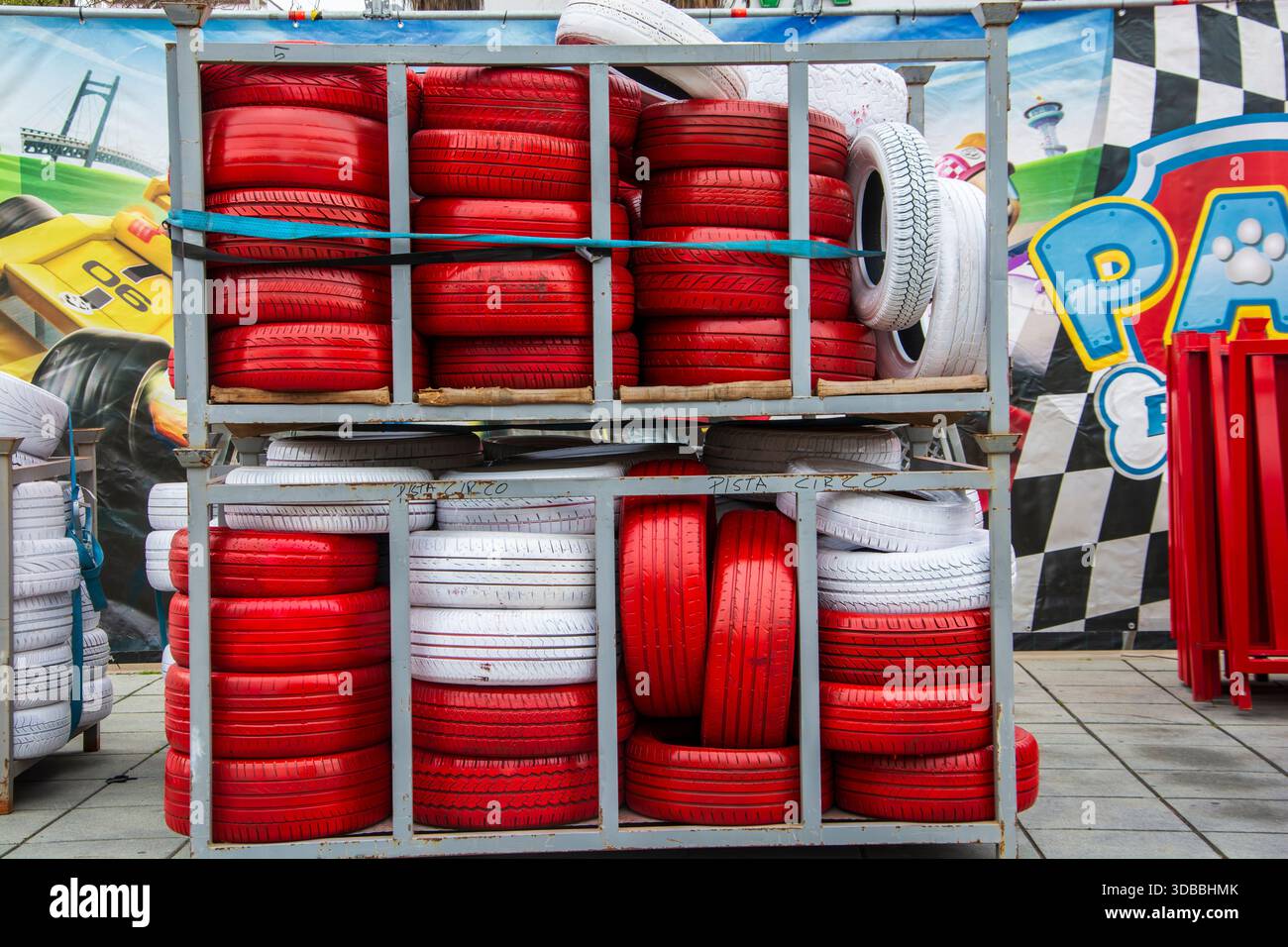 Pneus peints colorés dans une attraction de foire Banque D'Images