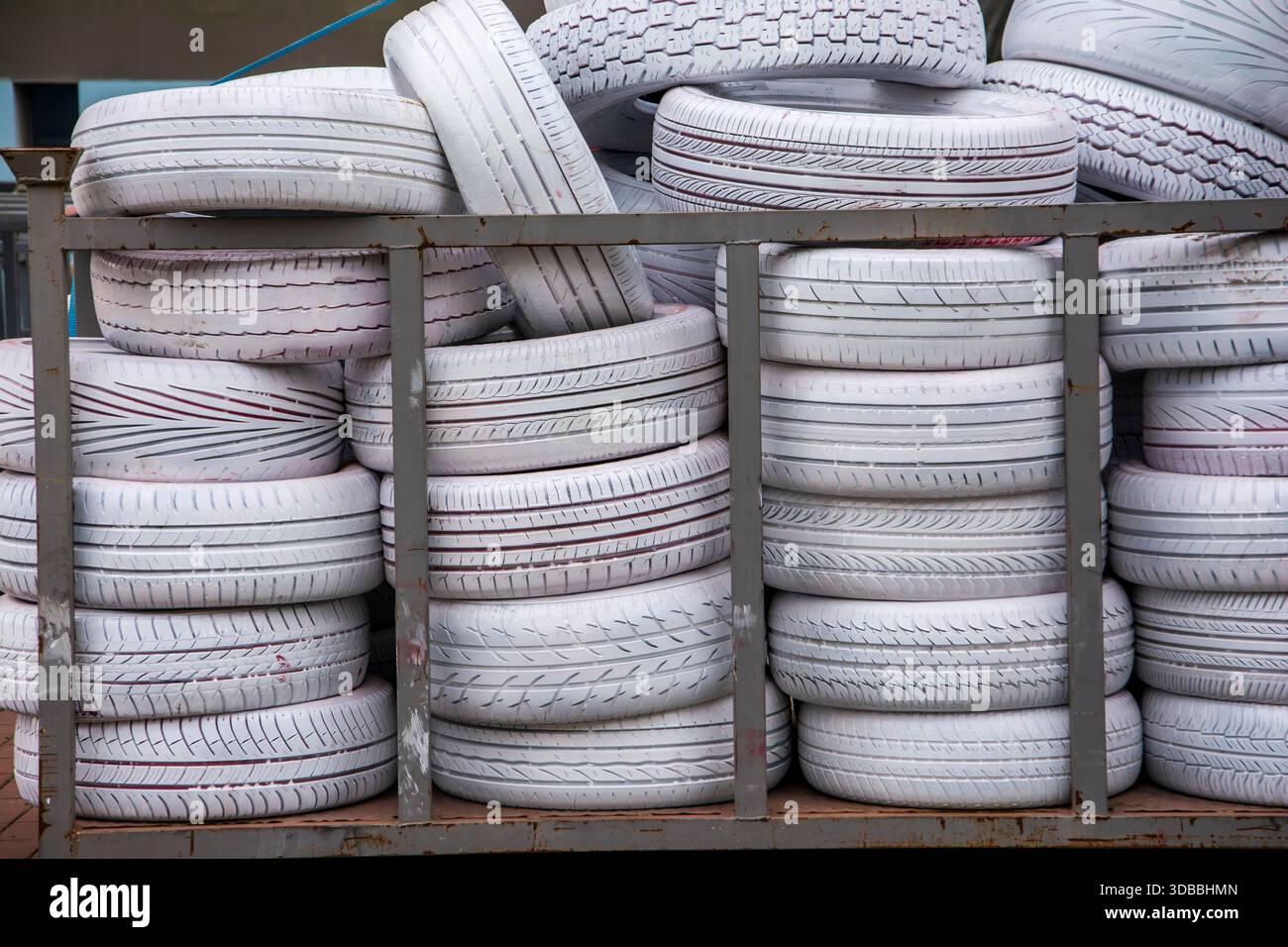 Pneus peints colorés dans une attraction de foire Banque D'Images