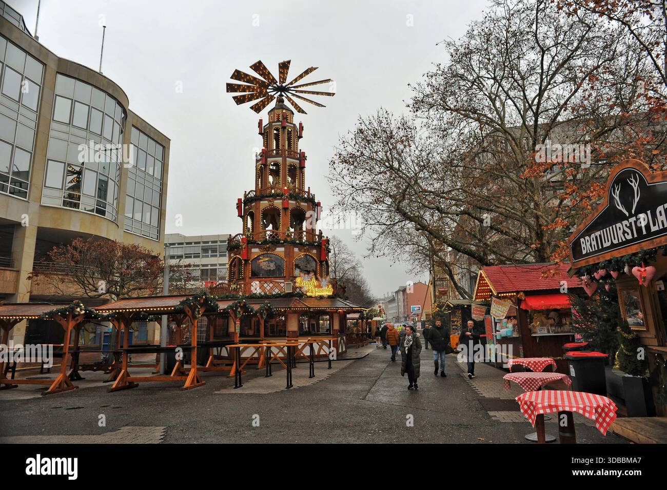 Pforzheim, Allemagne Dezember marché alimentaire de rue animé avec fond pyramidal, tables et carreaux rouges Banque D'Images